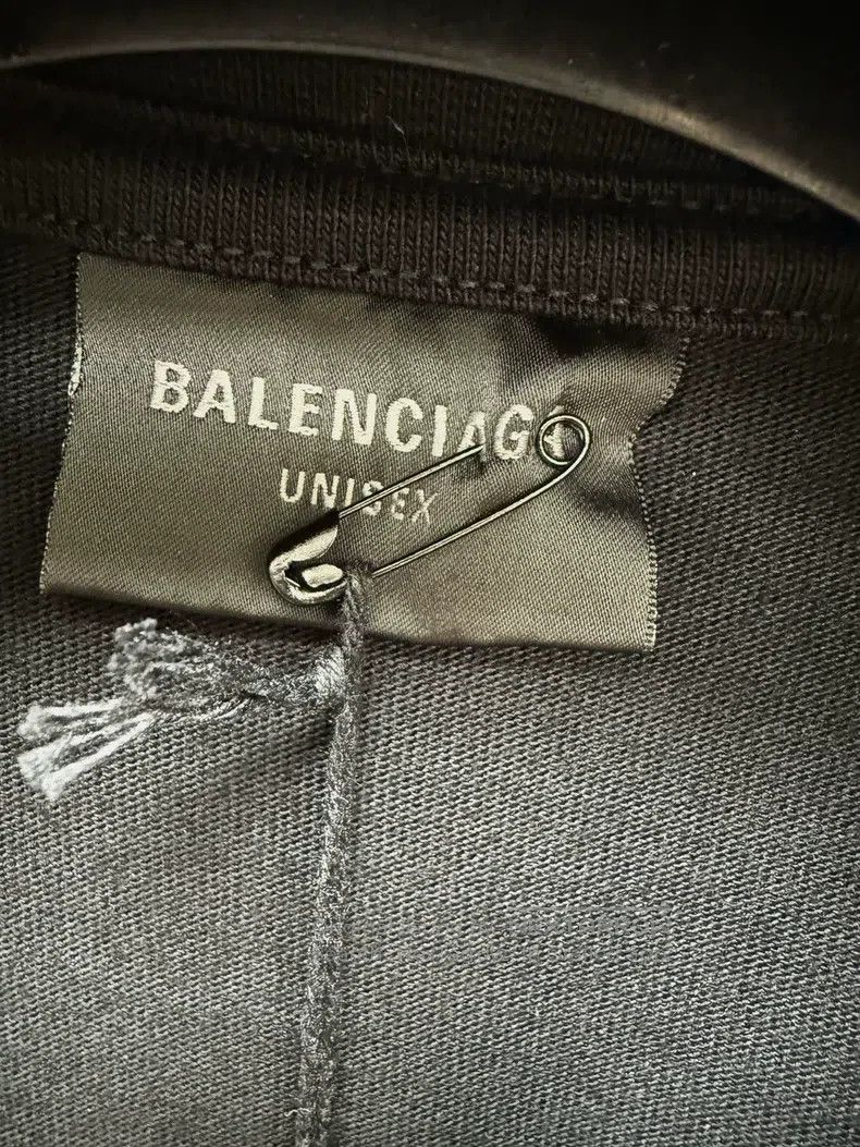 Balenciaga Balenciaga Distressed Short-sleeve T-shirt Size US S / EU 44-46 / 1 - 3 Thumbnail