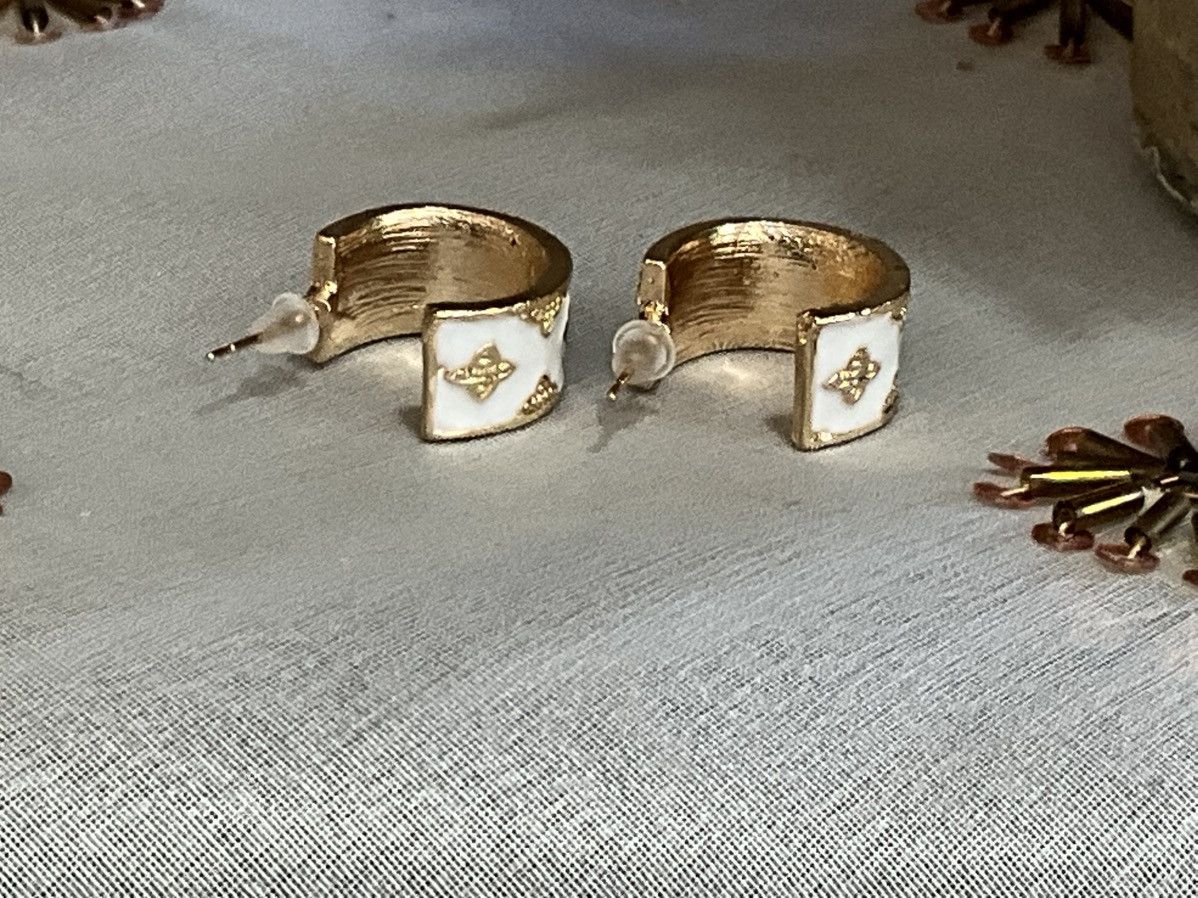 Other Elegant Four-Leaf Flower C-Shaped Hoop Earrings Size ONE SIZE - 7 Thumbnail