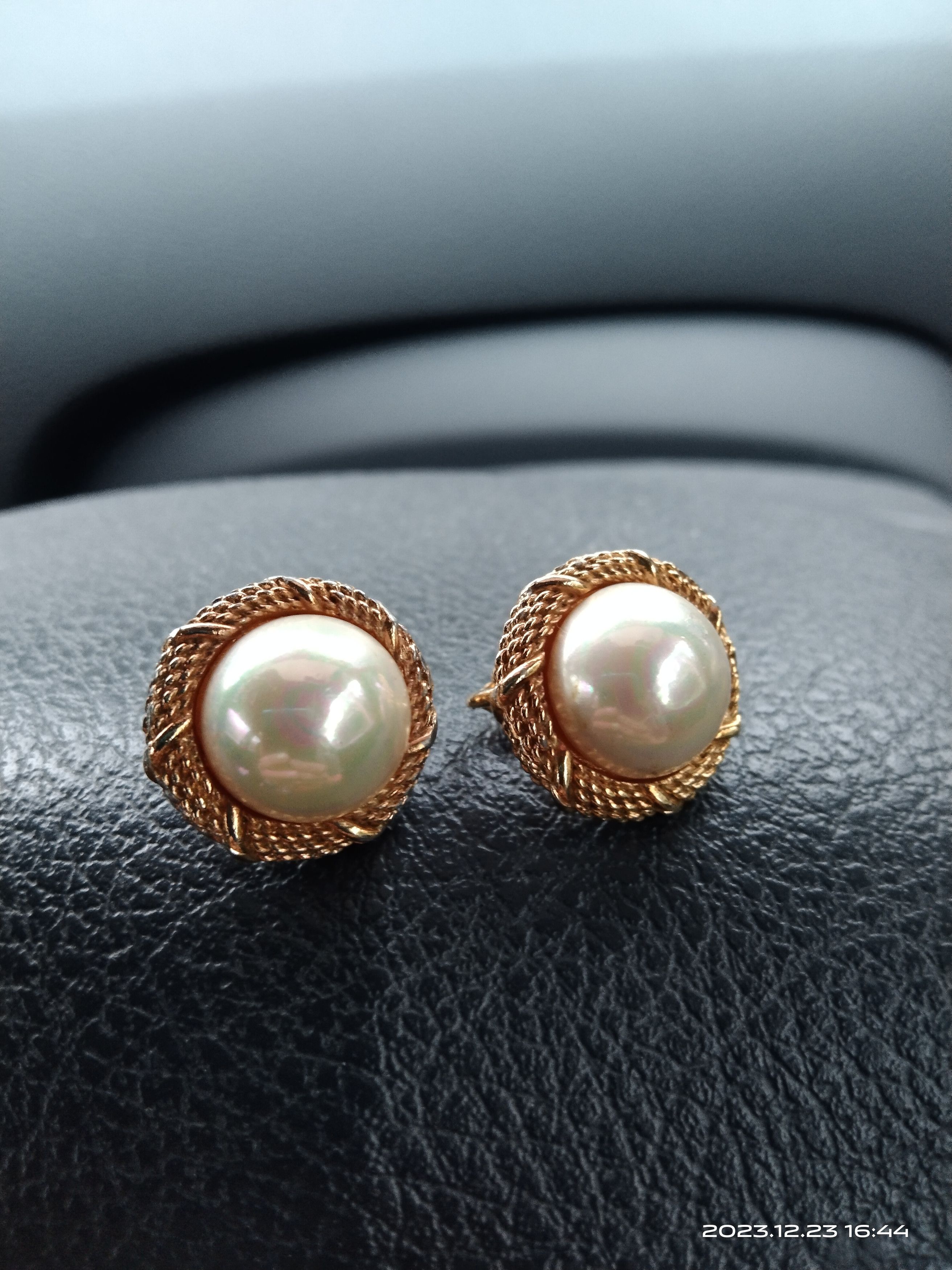 VINTAGE 90s CHRISTIAN DIOR PEARL GOLD CLIP ON EARRING