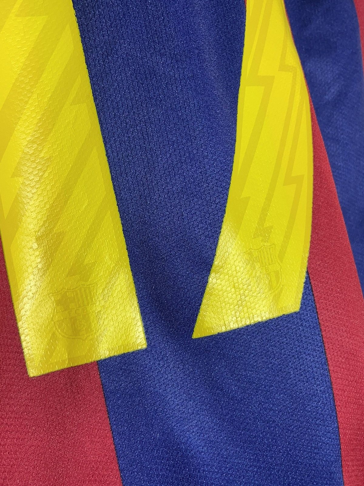 Nike #17 Pedro F.C Barcelona Nike 2010/11 Home Y2K Football Shirt Size US M / EU 48-50 / 2 - 14 Thumbnail