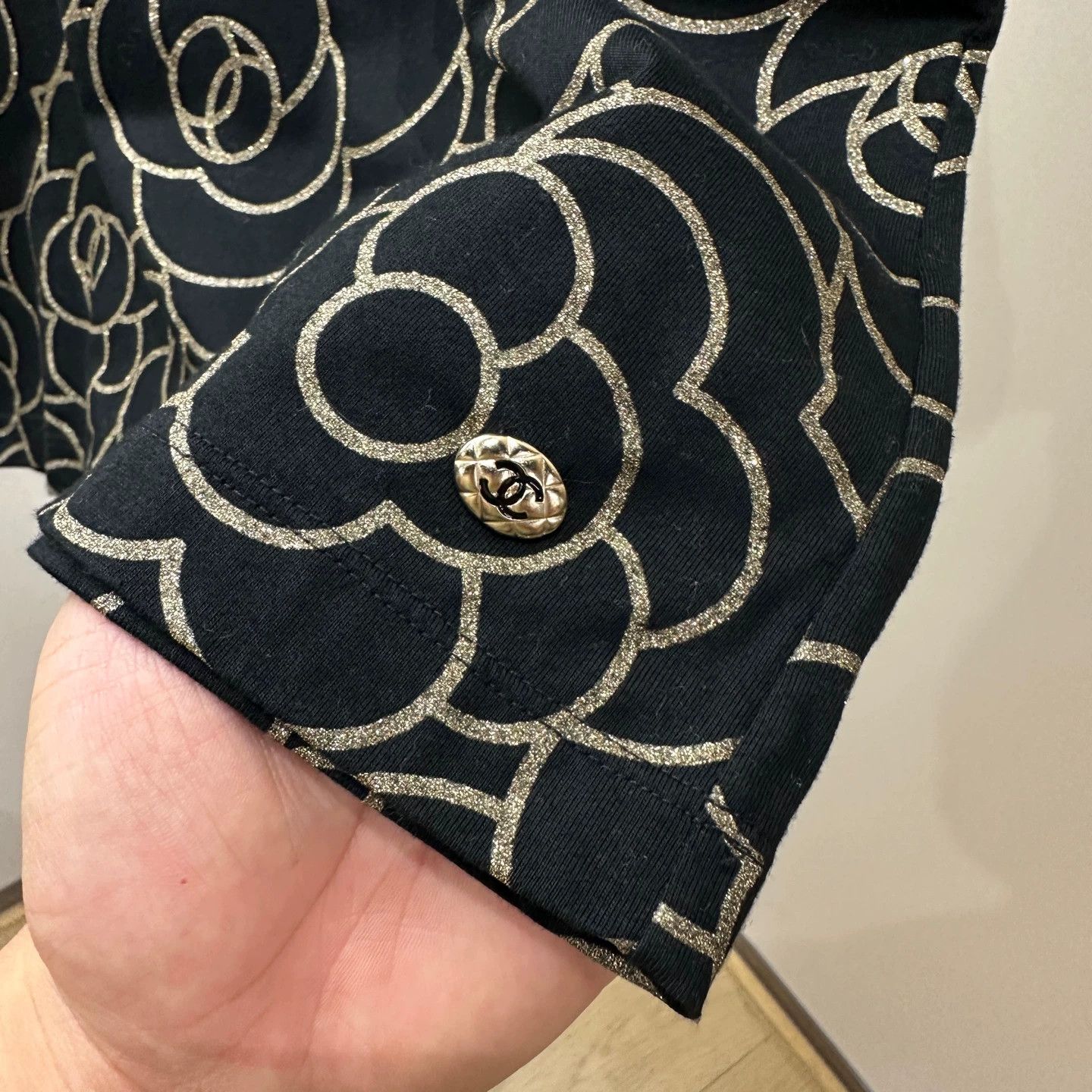 Chanel Chanel apr467 Black Gold Camellia Cotton SS Tee 38 Size S / US 4 / IT 40 - 6 Thumbnail