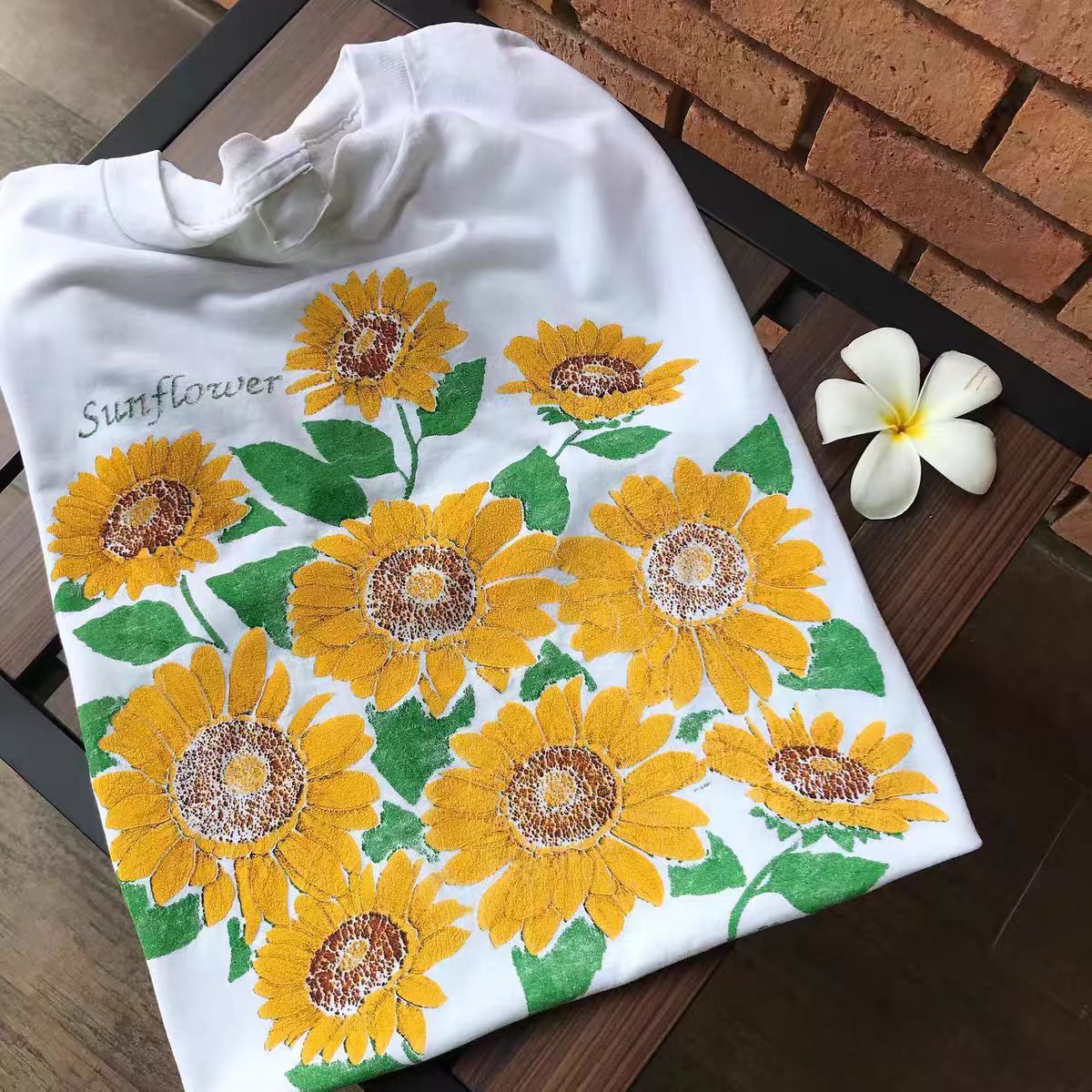 Vintage White casual retro sunflower print cotton t-shirt Size US M / EU 48-50 / 2 - 2 Thumbnail