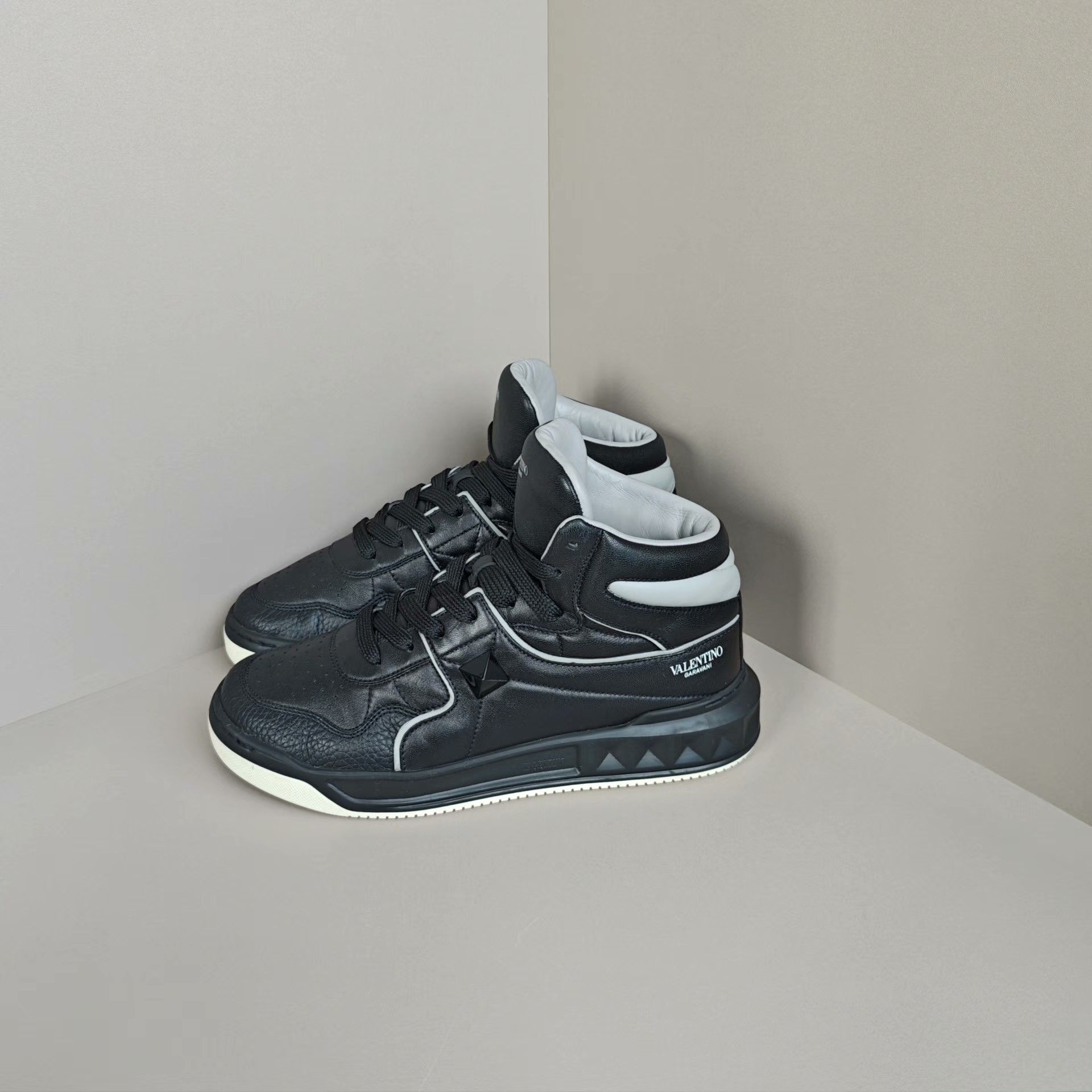 Valentino Valentino Lowtop Sneakers 6 Men Size US 6 / EU 39 - 1 Thumbnail