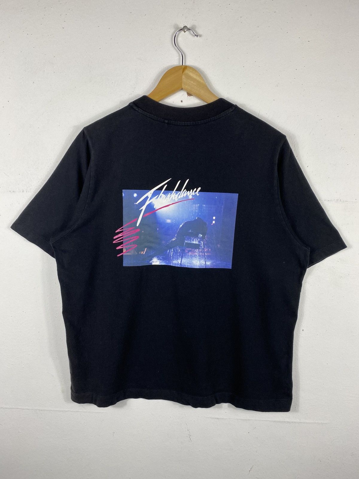 Uniqlo Uniqlo X 80s Movie Flashdance Big Print On Back T-Shirt Size US XL / EU 56 / 4 - 1 Thumbnail