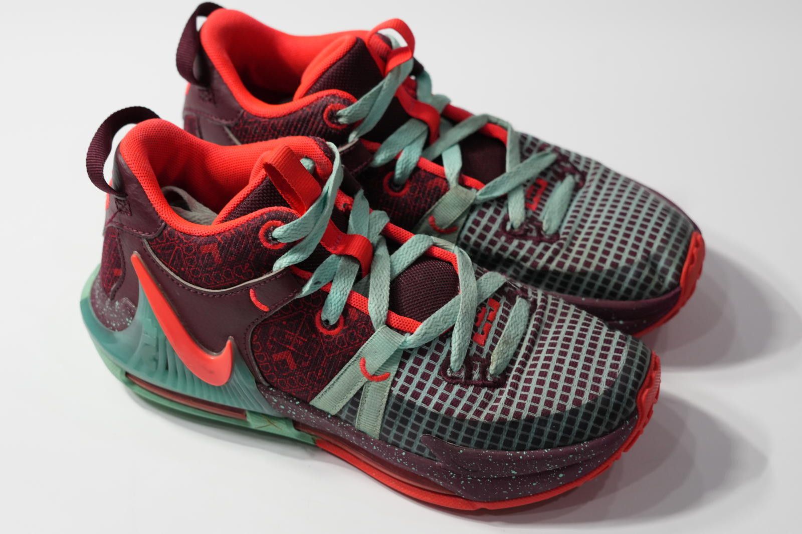Nike Nike Sneaker Kid's 4Y Lebron Witness 7 Team Red Jade Size US 5 / EU 37 - 1 Thumbnail