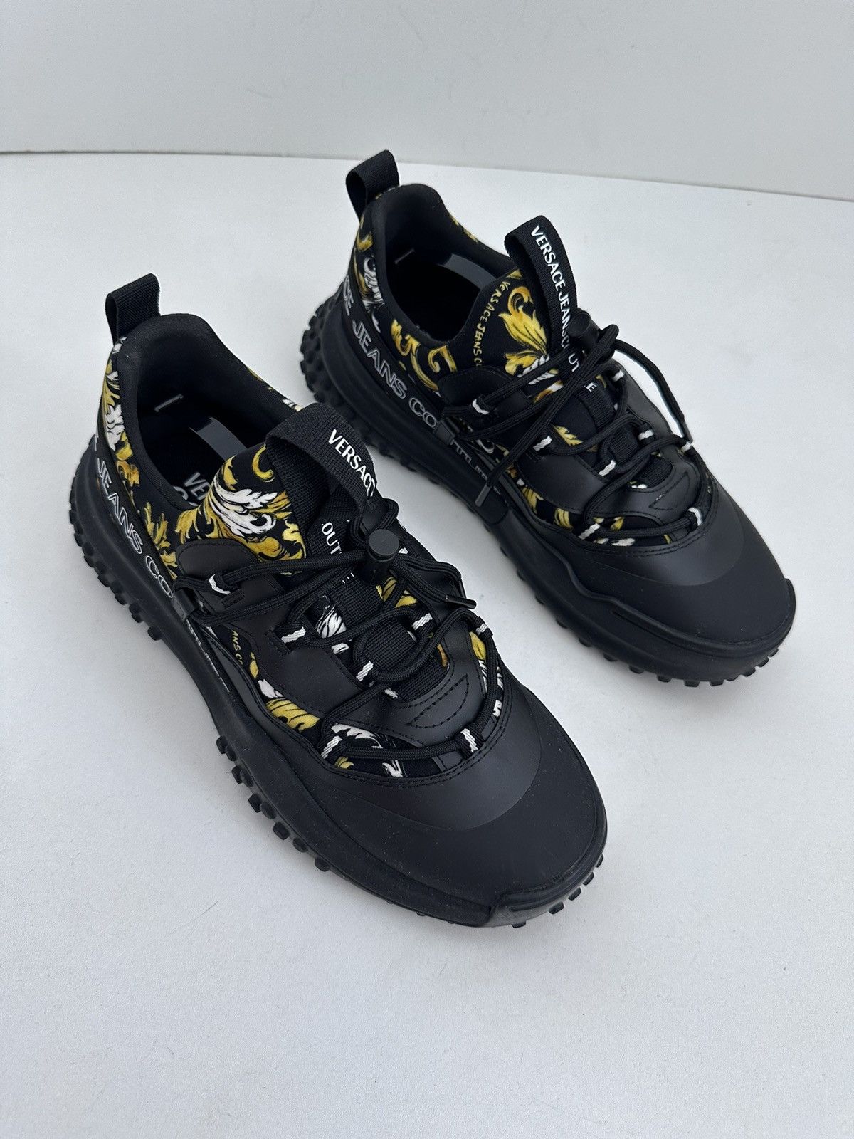 Versace Jeans Couture Versace Jeans Couture OUTLINE BAROCCO HYBER SNEAKERS US8.5 Size US 8.5 / EU 41-42 - 2 Thumbnail