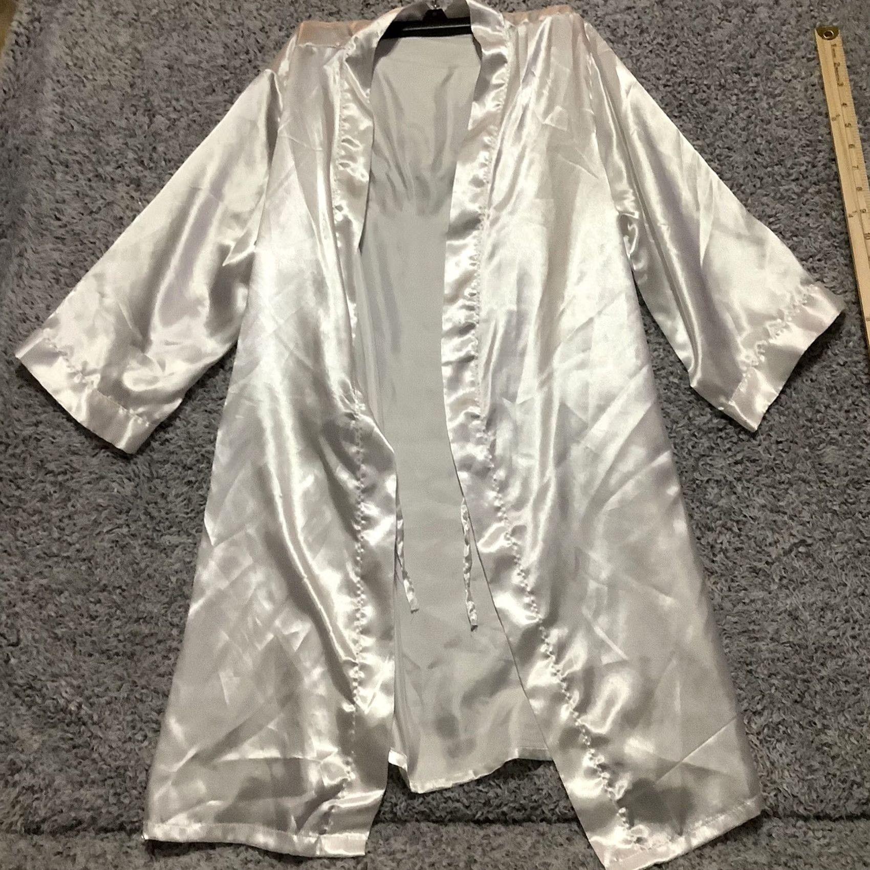 Vintage Bride Gold Lettering White Satin Robe Womens S/M NO TIE Kimono Wedding Satin Robe Womens S/M White Girls? Size ONE SIZE - 3 Thumbnail