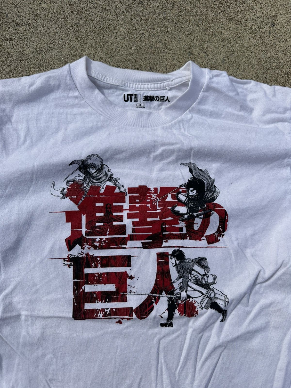 Uniqlo Attack on Titan Uniqlo collab tee Size US M / EU 48-50 / 2 - 2 Thumbnail