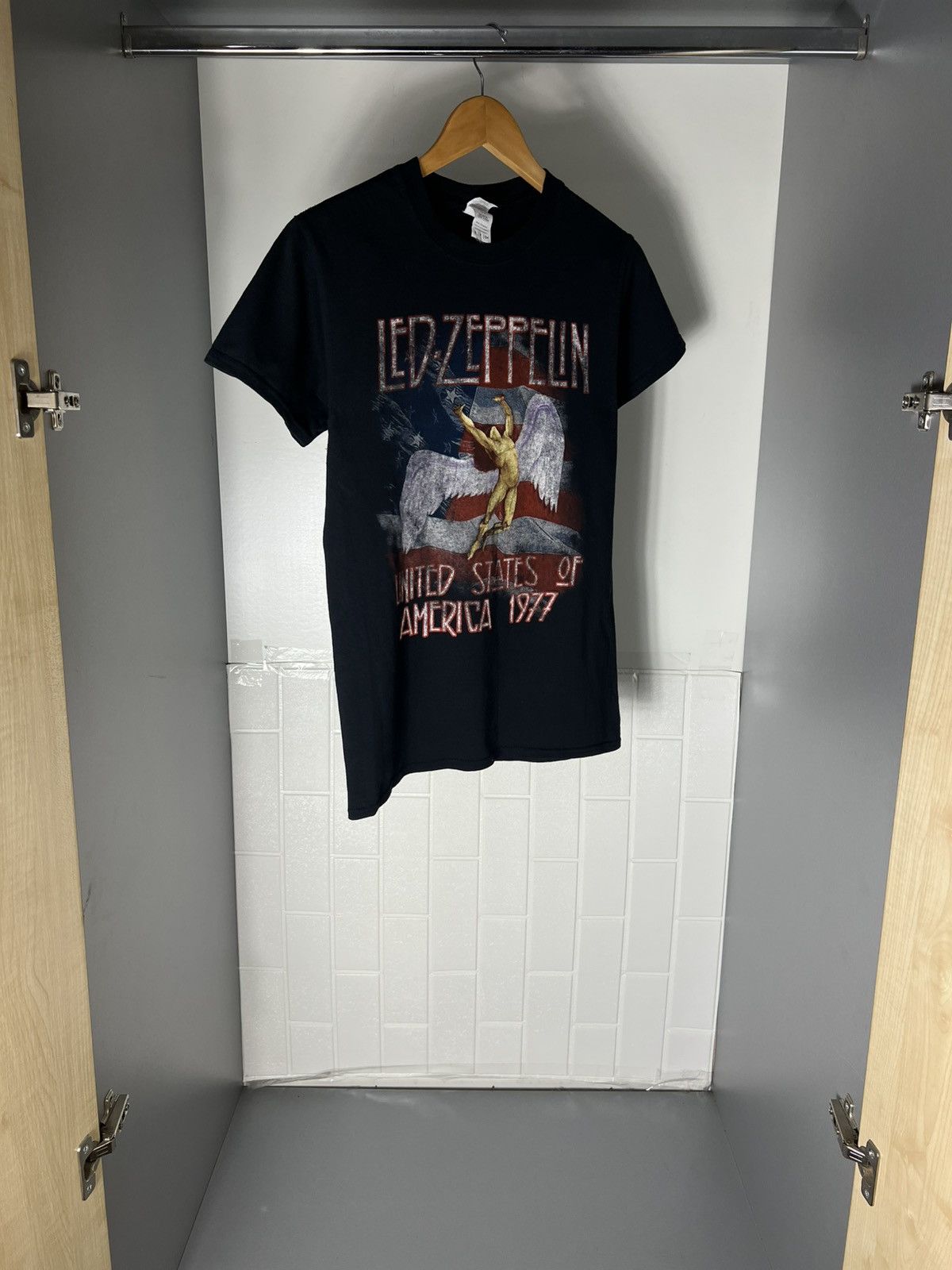 Band Tees VINTAGE LED ZEPPELIN WORLD TOUR ROCK T-SHIRT METAL Y2K 90s Size US S / EU 44-46 / 1 - 8 Thumbnail