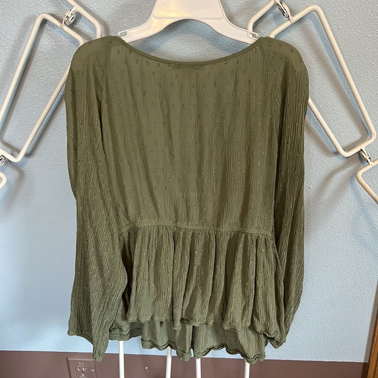 American Eagle Outfitters American Eagle Olive Long Sleeve V-Neck Flowy Blouse XL Size XL / US 12-14 / IT 48-50 - 3 Thumbnail