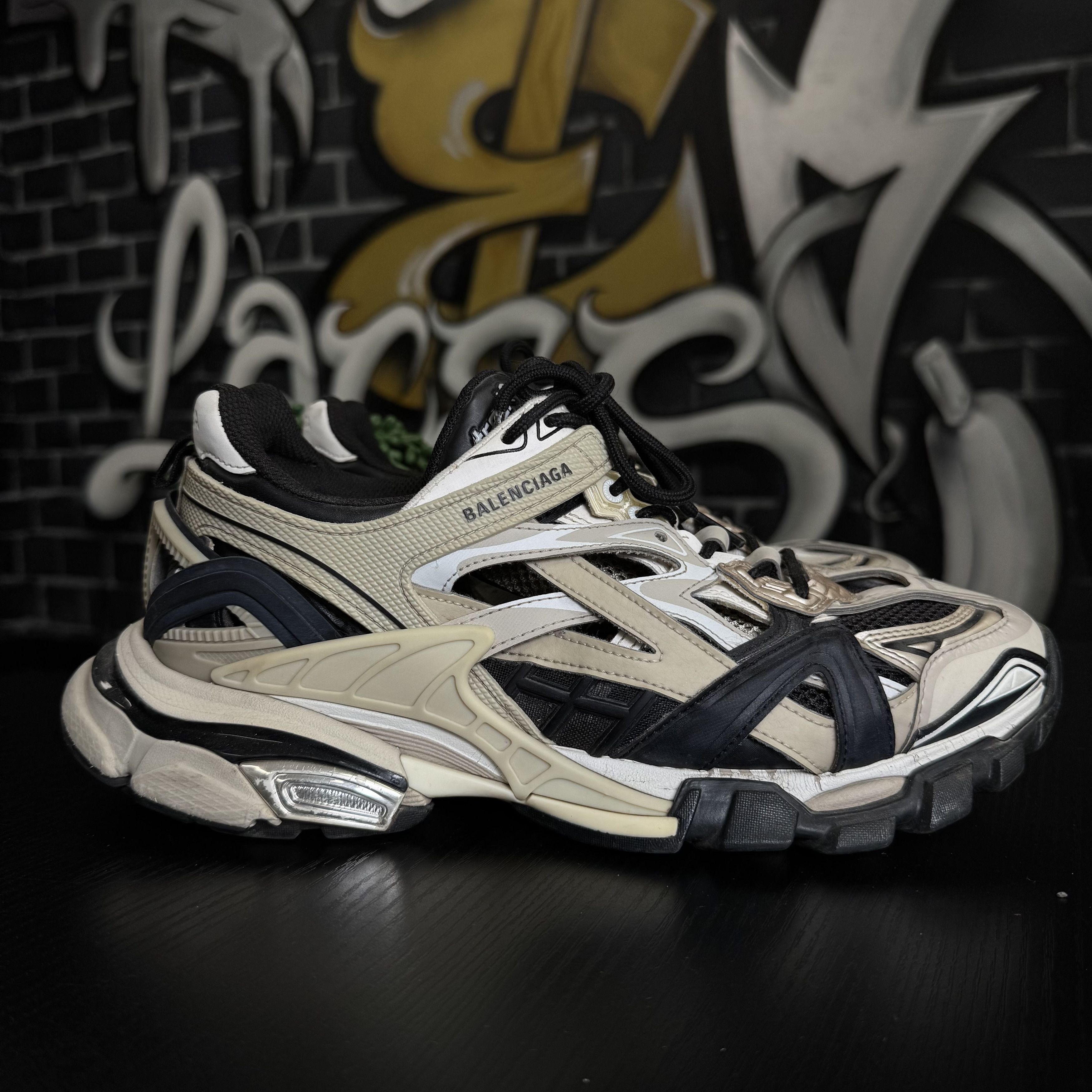 Balenciaga BALENCIAGA TRACK2 BEIGE BLACK Size US 9 / EU 42 - 5 Thumbnail