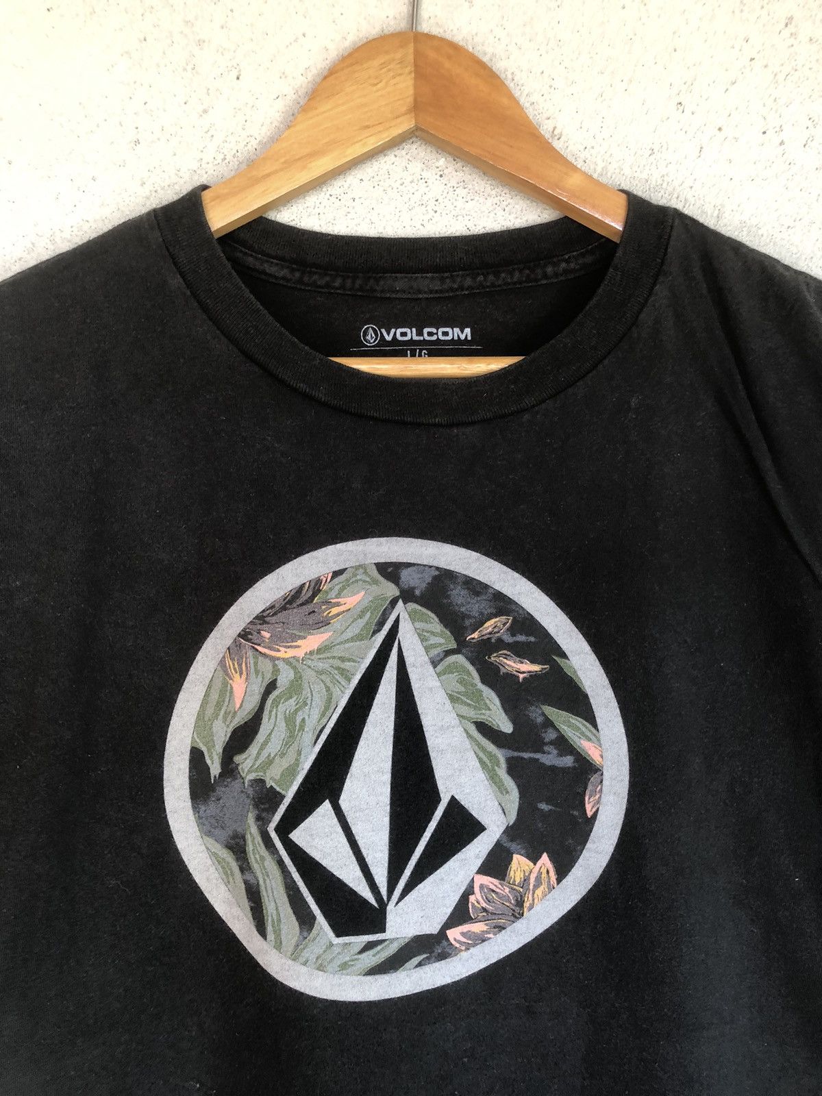 Japanese Brand × Quiksilver × Vintage Volcom Circle Stone Big Logo Skate Surf Tshirt Size US L / EU 52-54 / 3 - 3 Thumbnail