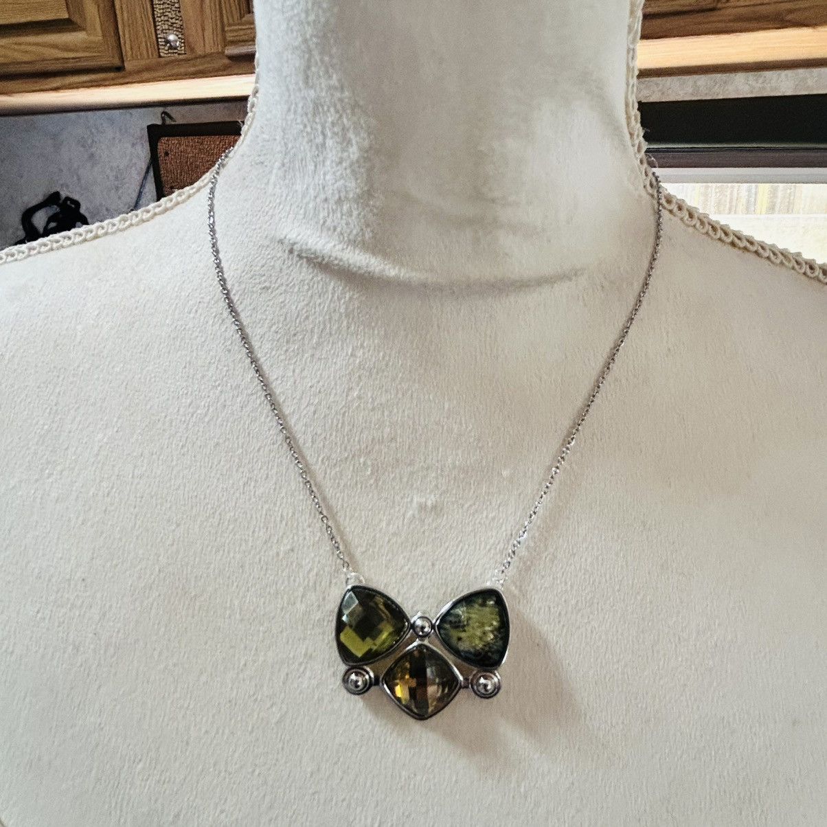 Handmade Handcrafted repurpose green tone glass pendant necklace Size ONE SIZE - 2 Thumbnail
