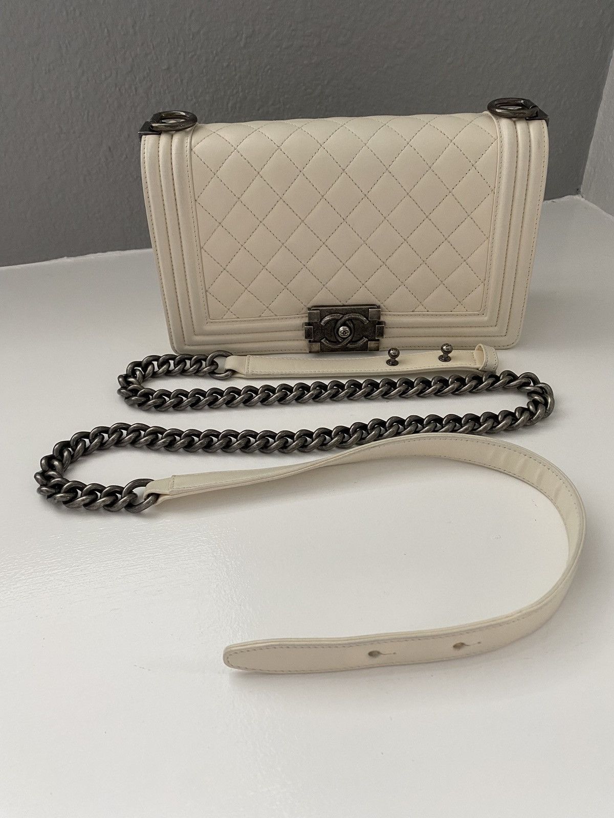 Chanel Authentic Chanel Medium Boy Quilted Bag Size ONE SIZE - 6 Thumbnail