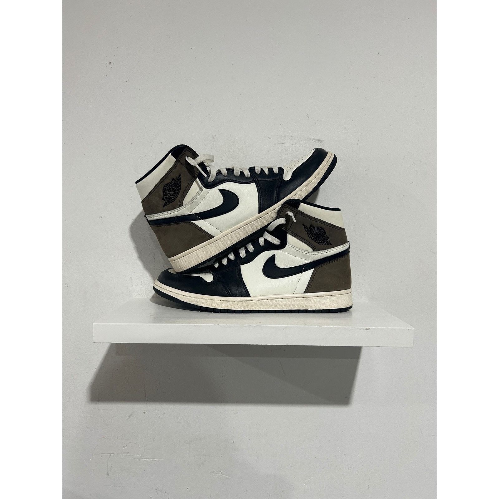 Nike JORDAN 1 RETRO HIGH MOCHA SIZE 11.5 PREOWNED Size US 11.5 / EU 44-45 - 1 Thumbnail