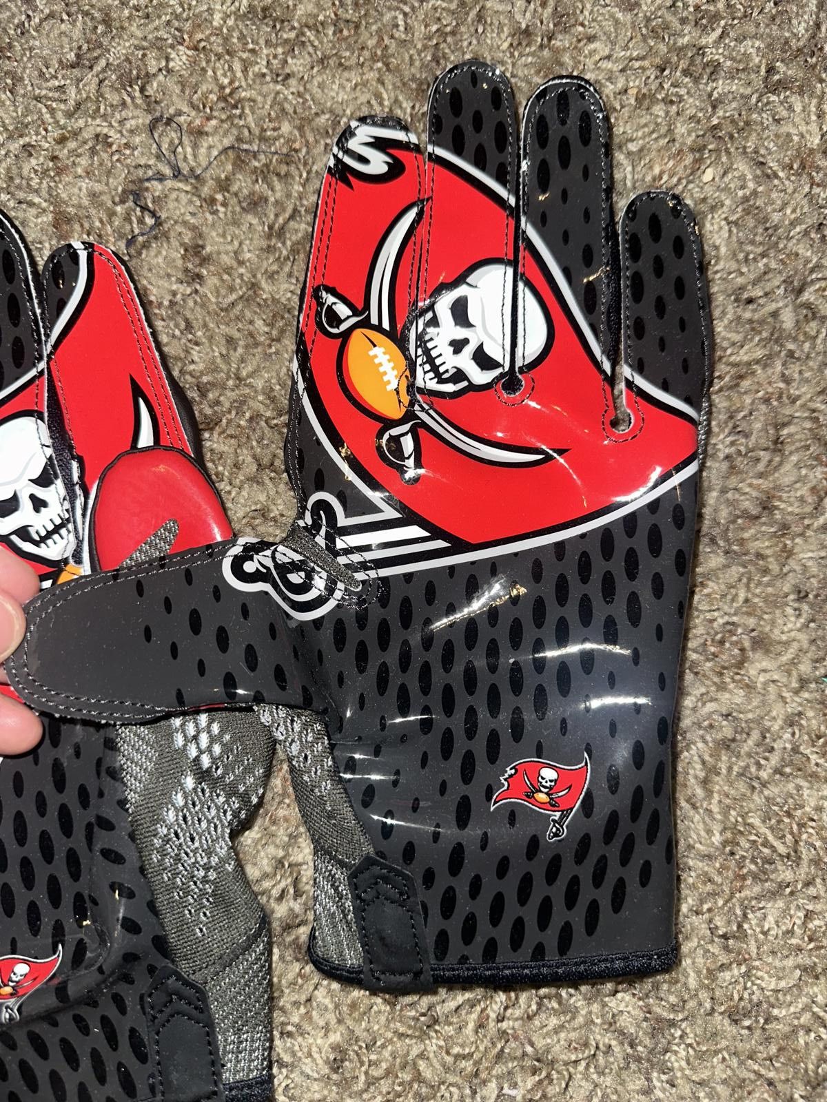 Nike Nike NFL Tampa Bay Buccaneers Vapor Knit On Field Football Gloves Size ONE SIZE - 7 Thumbnail