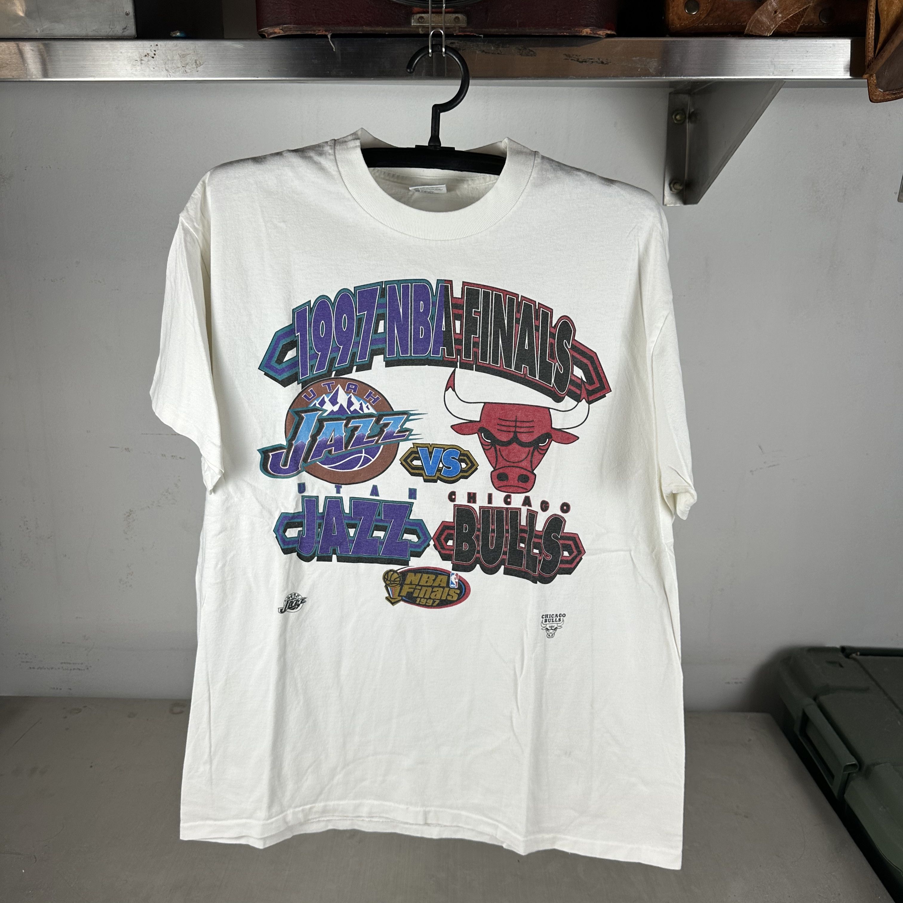 Vintage Vintage 1997 NBA Finals Utah Jazz VS Chicago Bulls T-shirt Size US XL / EU 56 / 4 - 1 Thumbnail