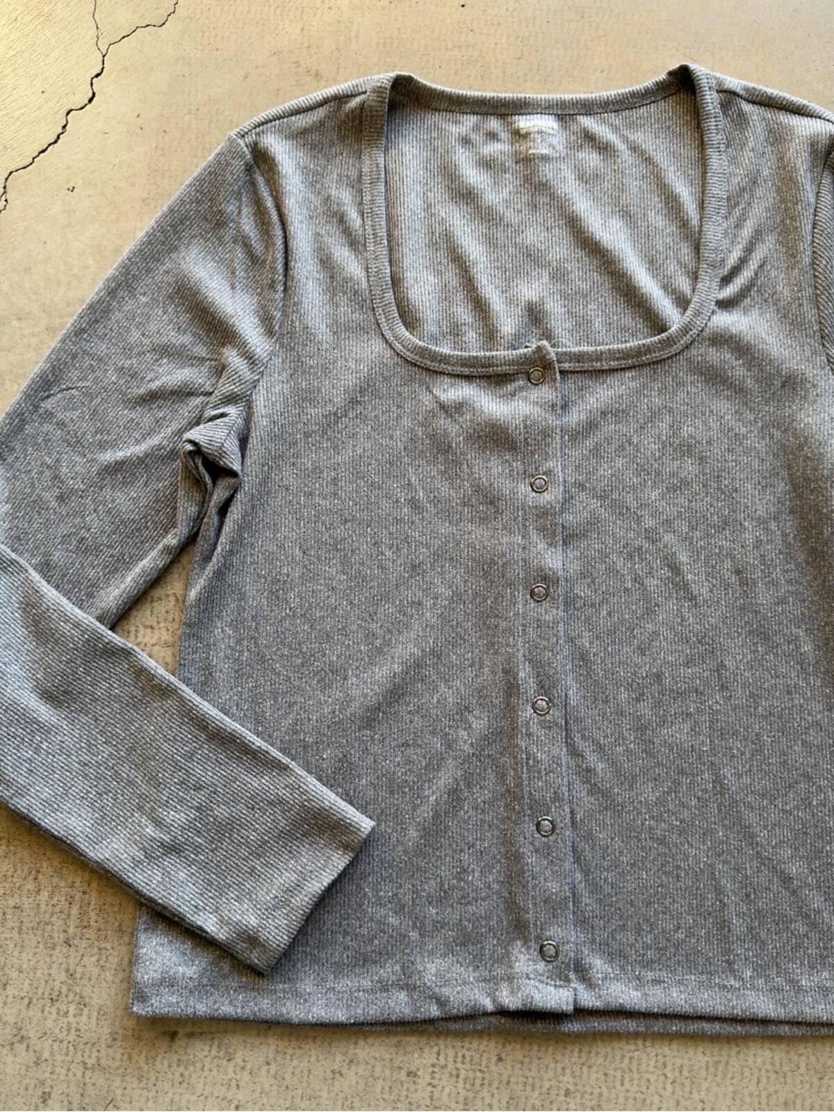 Express Express / Ribbed Snap Front Long Sleeve Crop Top / Gray Size S / US 4 / IT 40 - 5 Thumbnail