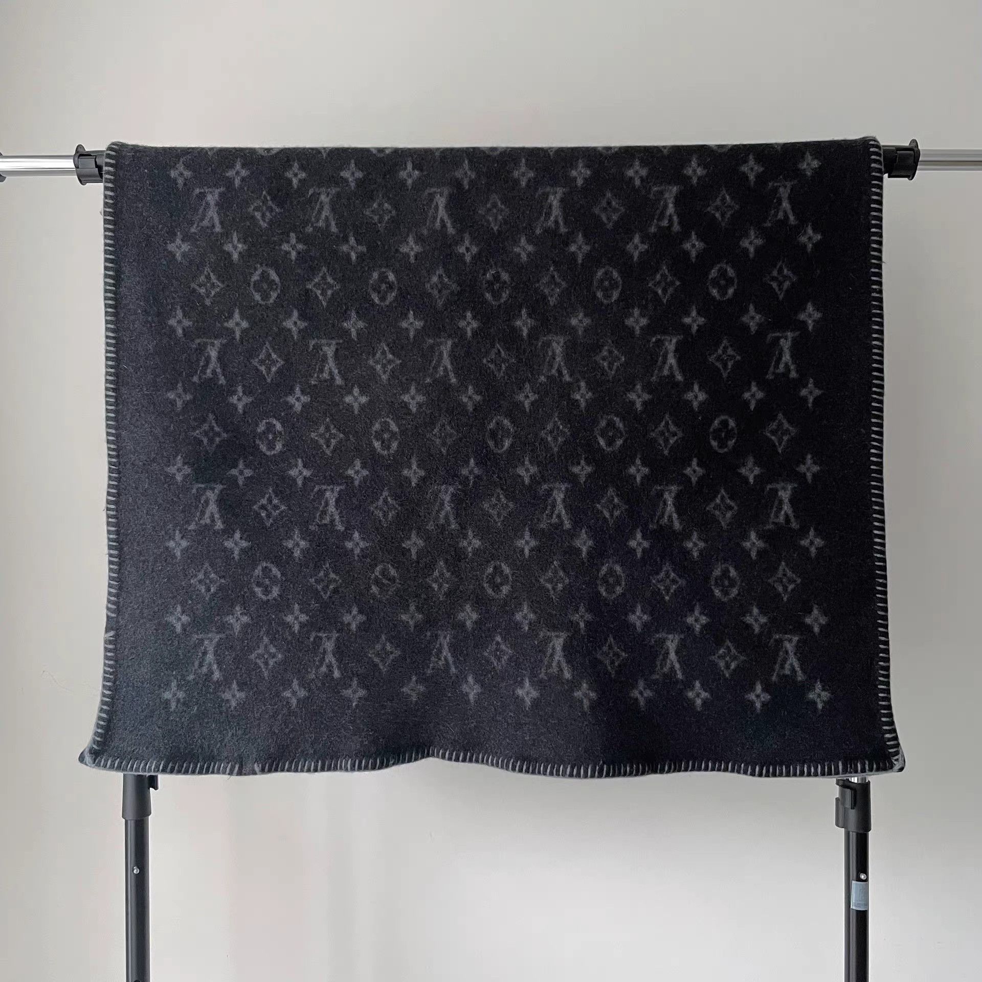 Louis Vuitton Louis Vuitton Reversible Wool Blanket Size ONE SIZE - 5 Thumbnail
