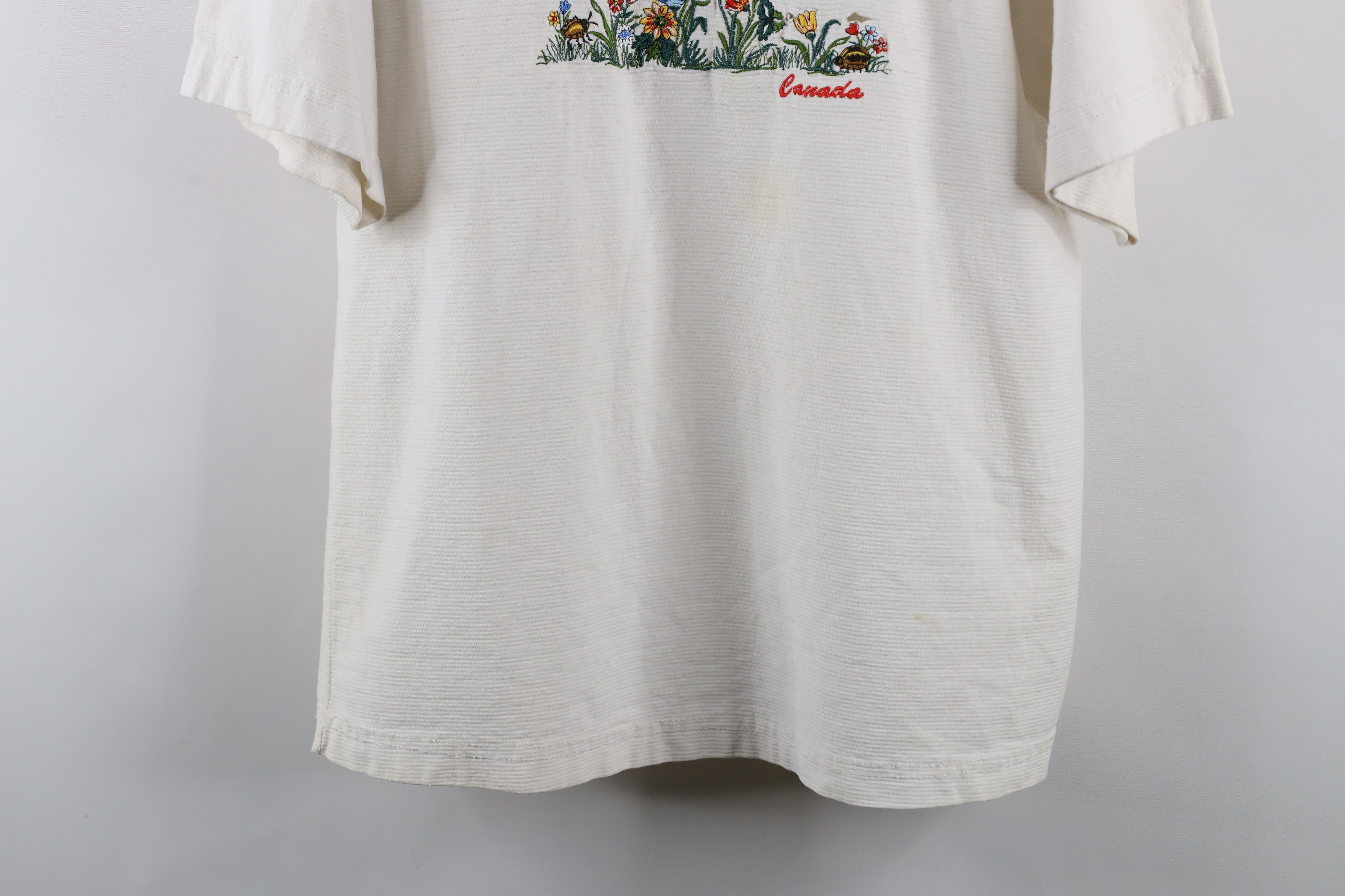Vintage Vintage 90s Streetwear Canada Flower Bees Nature T-Shirt Size L / US 10 / IT 46 - 3 Thumbnail