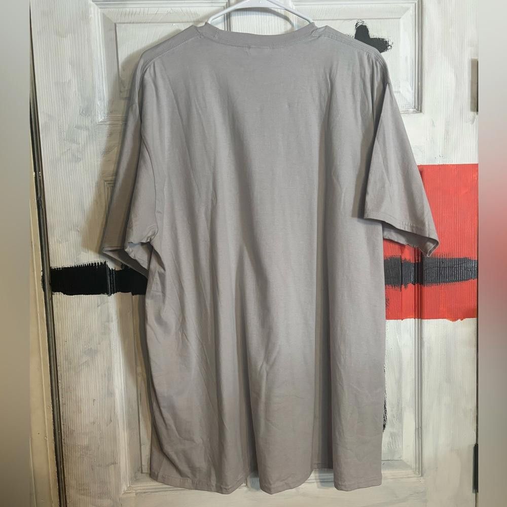 Designer Love & peace 2xlarge grey graphic preowned tshirt Size US XXL / EU 58 / 5 - 3 Thumbnail