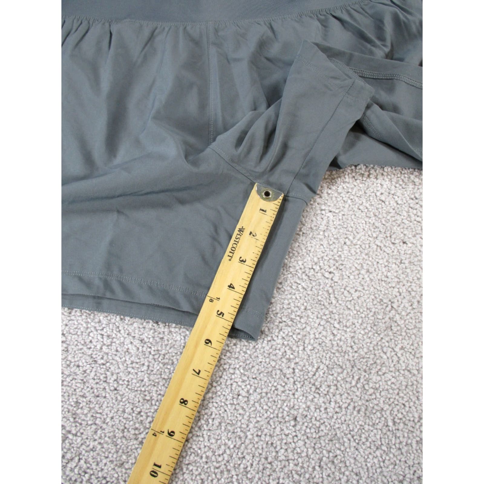 Under Armour Under Armour Shorts Womens 2XL Gray Lightweight Fitted Size 40" / US 18 - 4 Thumbnail