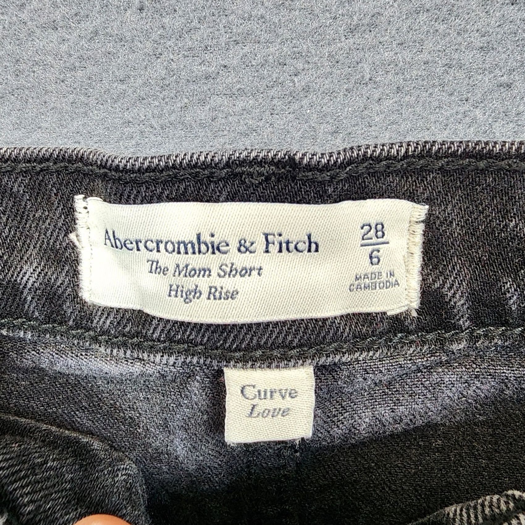 Abercrombie & Fitch Abercrombie & Fitch Short Curve Love High Rise Mom Size 6 Black Denim 2" Inseam Womens Size 28" / US 6 / IT 42 - 3 Thumbnail