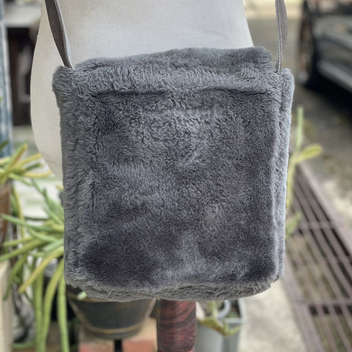 Designer × Japanese Brand × Yohji Yamamoto ❗️RARE ❗️Ined Homme Yohji Yamamoto Japan Furry Crossbody Size ONE SIZE - 4 Thumbnail