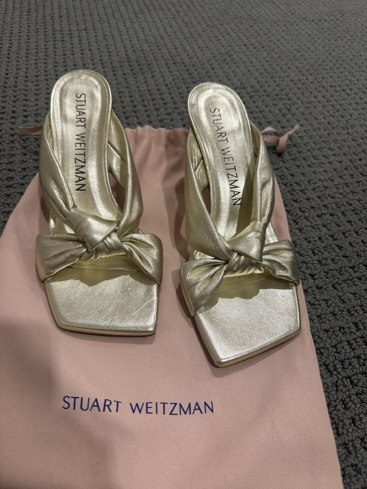 Stuart Weitzman Metallic leather in gold with glam bow Size US 8 / IT 38 - 5 Thumbnail