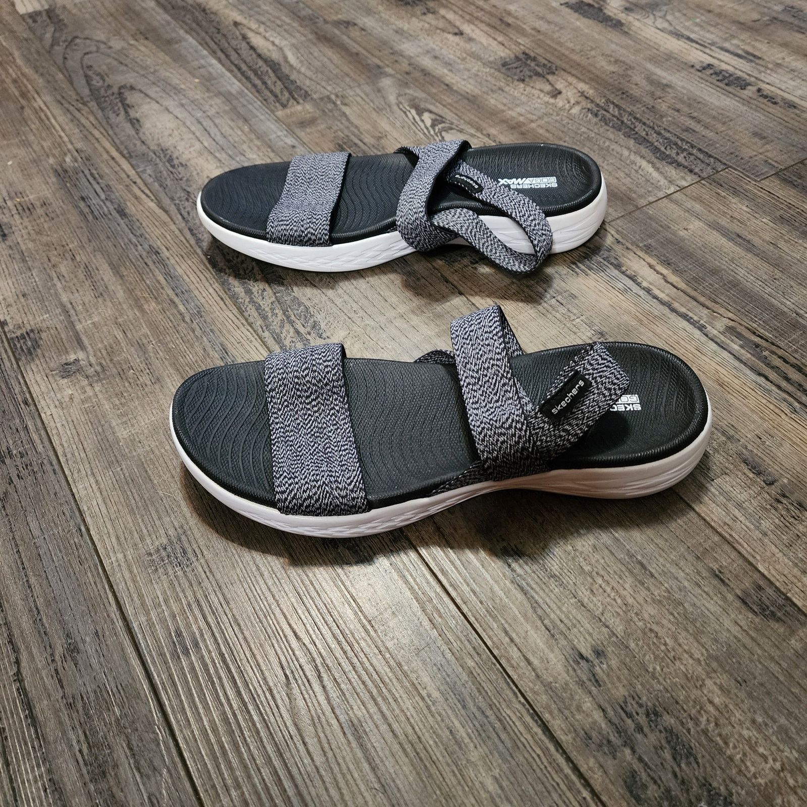 SKECHERS Skechers Goga Max Black & White Elastic Sandals Women's 9 Size US 9 / IT 39 - 3 Thumbnail