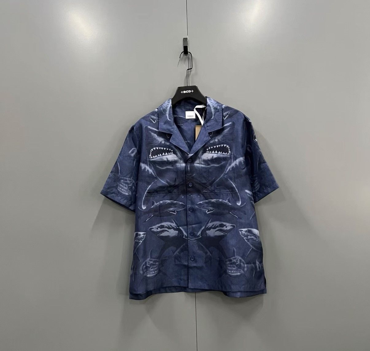 Burberry Burberry Shark Print Short Sleeve Shirt J41 Size US M / EU 48-50 / 2 - 1 Thumbnail