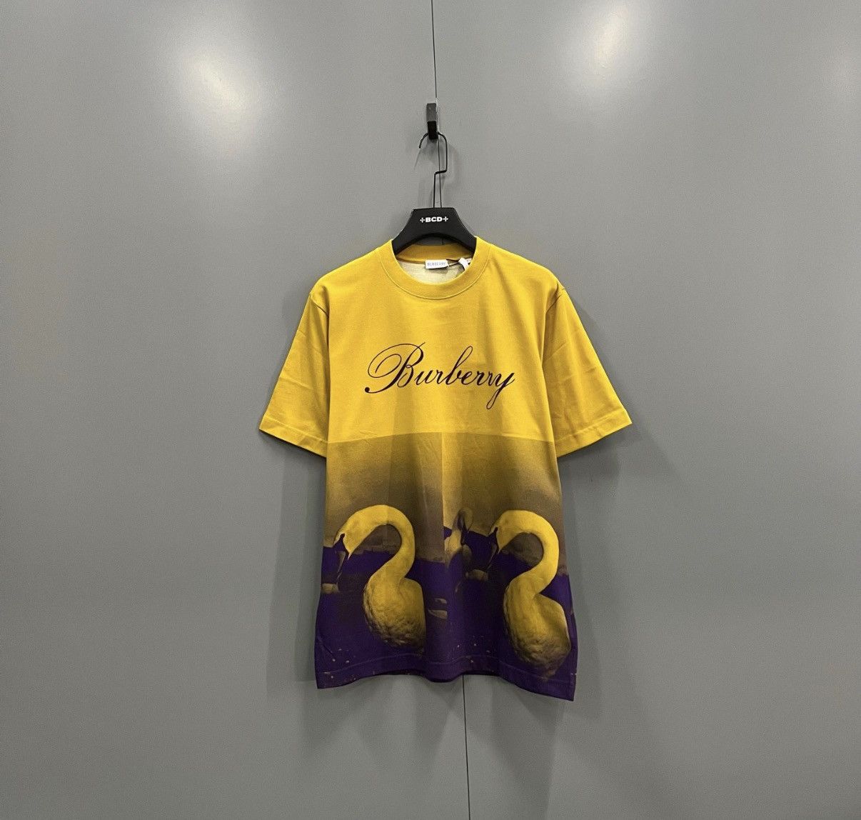 Burberry Burberry Color-block Swan Printed Short Sleeve T-shirt J41 Size US L / EU 52-54 / 3 - 1 Thumbnail