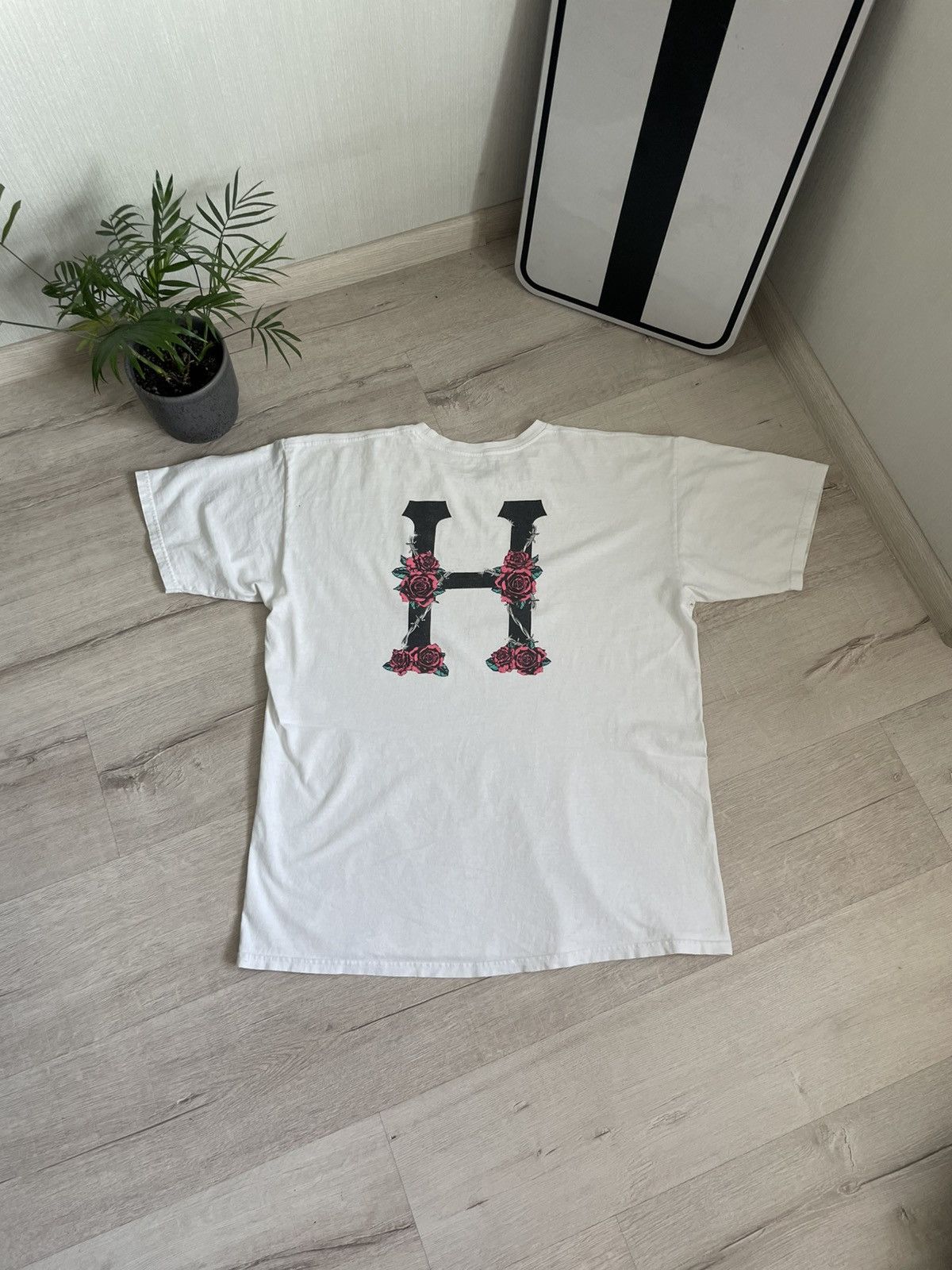 Huf Vintage Rare Huf Skate Co T-shirt Big H Logo with rose Sk8 Size US XL / EU 56 / 4 - 1 Thumbnail