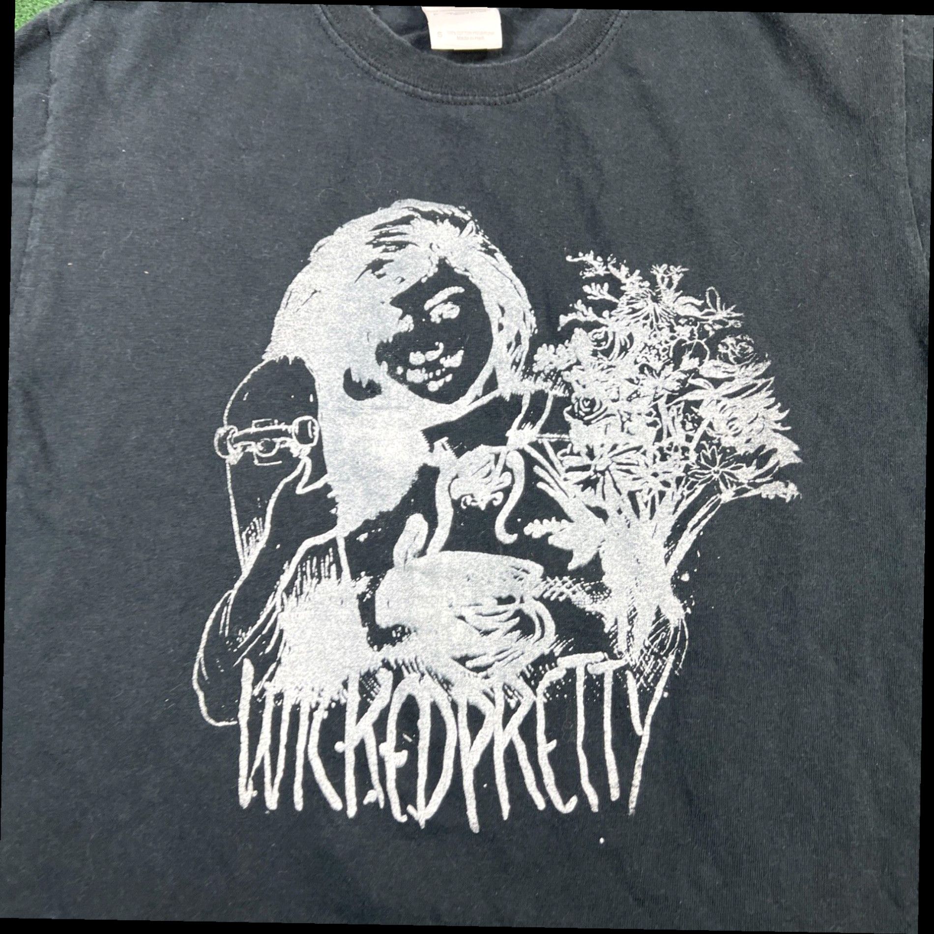 Gildan Wicked Pretty Skateboard Band Shirt Size Small Rare Shirt Fast Shipping Size US S / EU 44-46 / 1 - 2 Thumbnail
