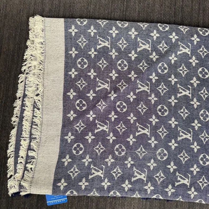 Louis Vuitton Louis Vuitton Blue and grey old flower scarf Size ONE SIZE - 1 Thumbnail