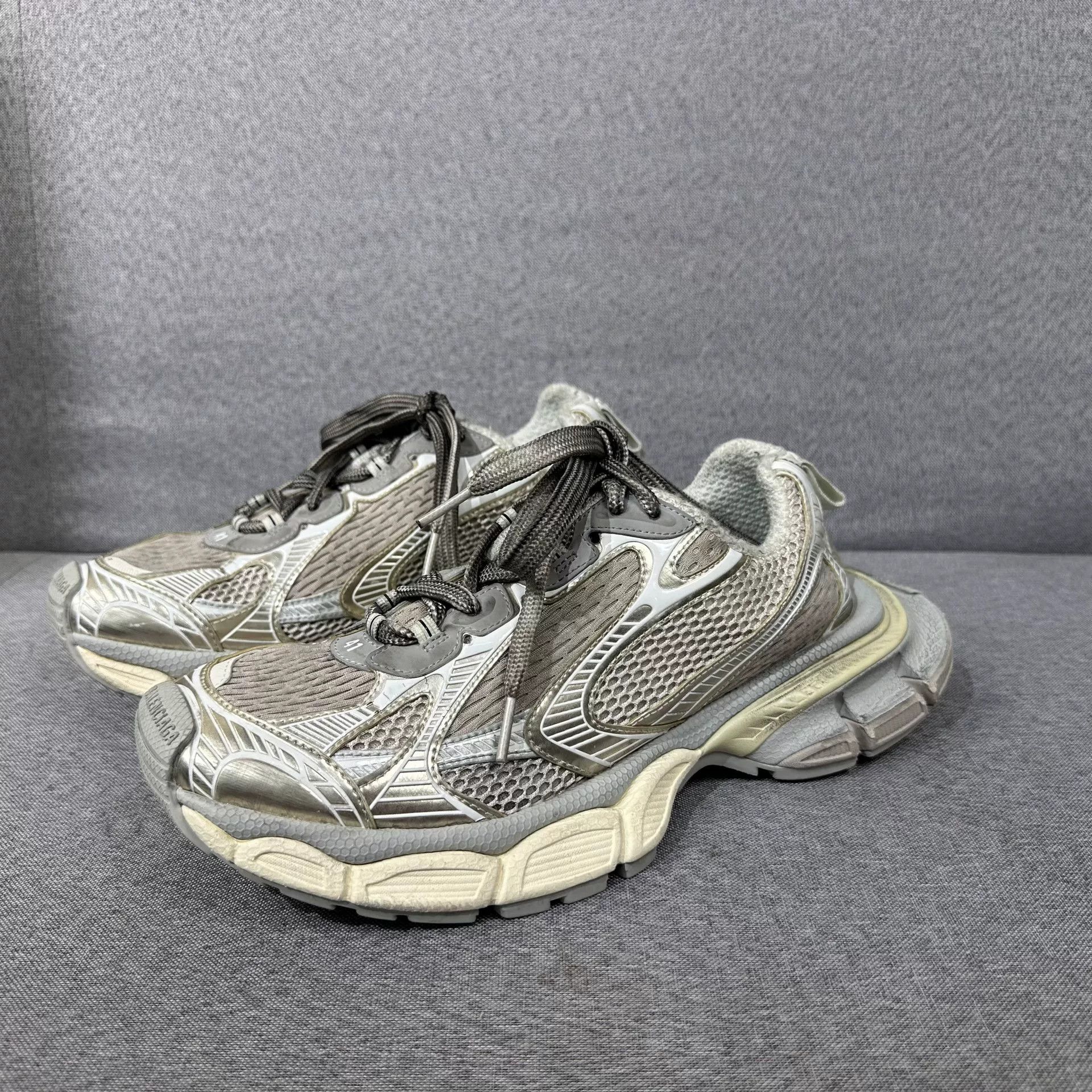Balenciaga Balenciaga White Lowtop Sneakers 8 Men Size US 8 / EU 41 - 1 Thumbnail