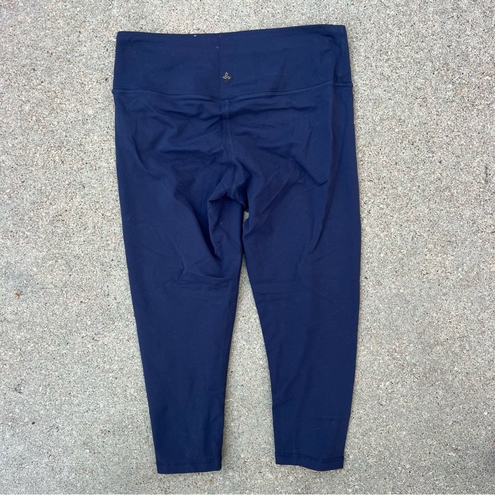 Prana Prana navy blue Capri workout athletic pants MEDIUM Size 28" / US 6 / IT 42 - 2 Thumbnail