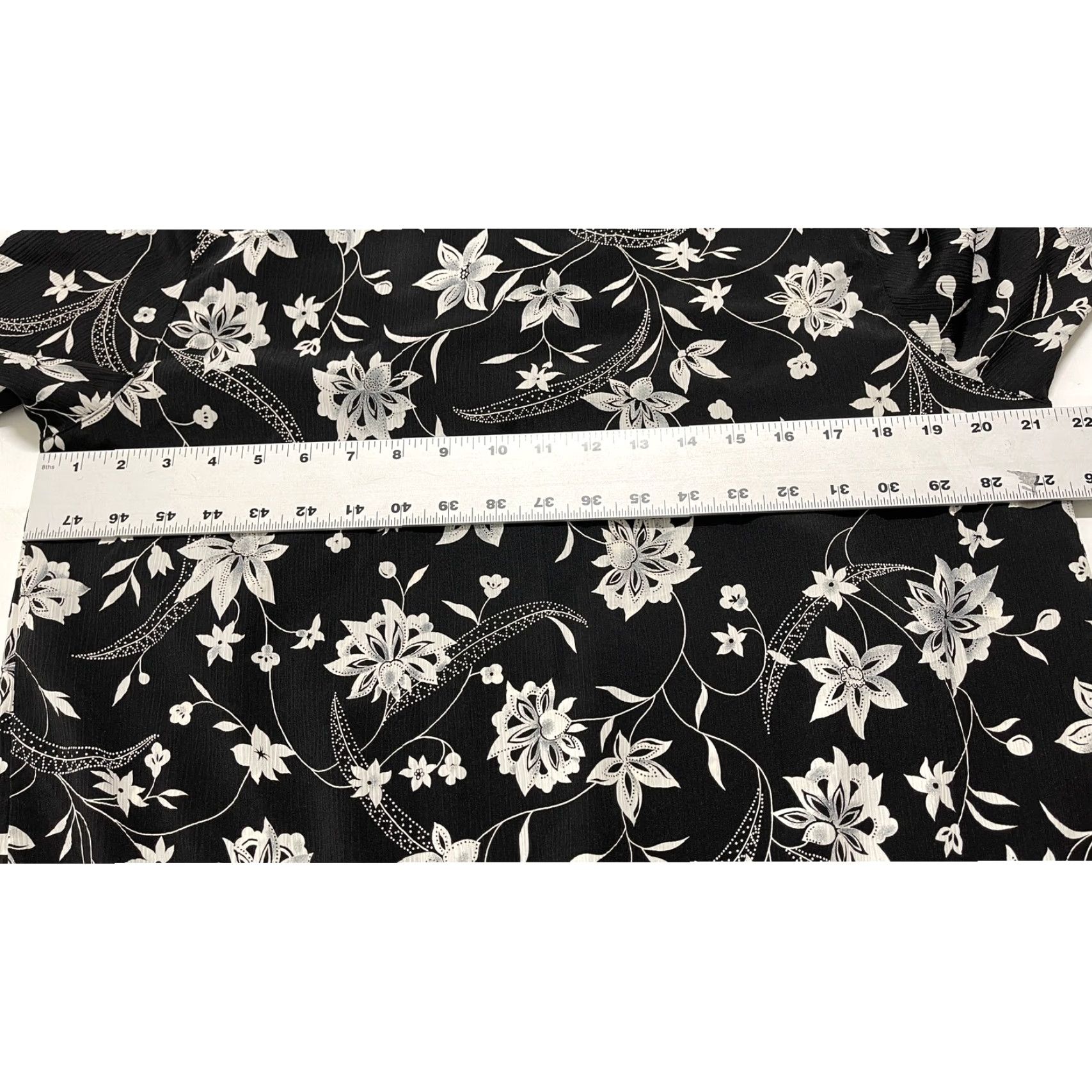 Vintage Alfred Dunner Blouse 14P Black White Floral Short Sleeve Button-Up Petites Women Casual Office Boho Floral Pattern Button Front Shirt Size XL / US 12-14 / IT 48-50 - 5 Thumbnail