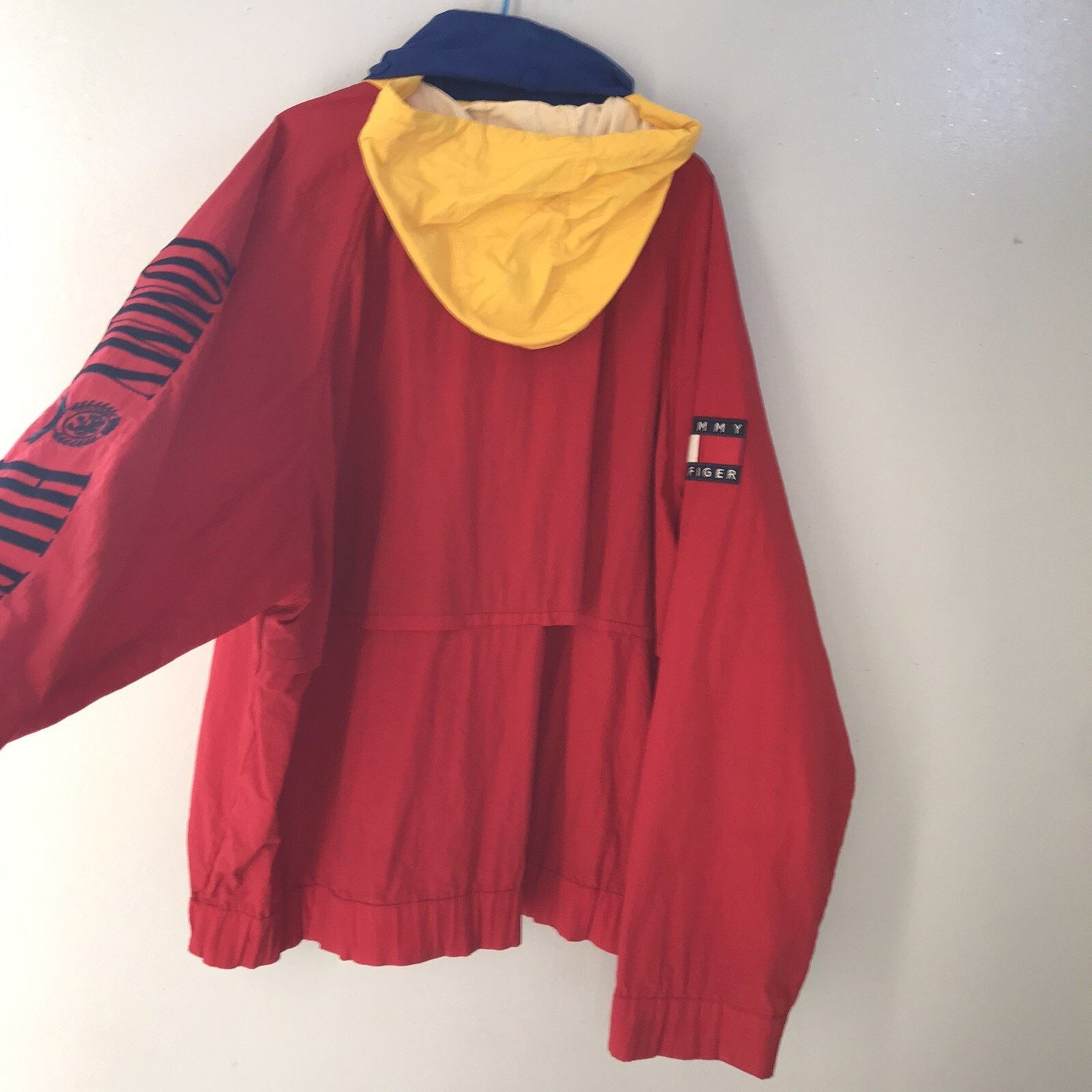 Tommy Hilfiger Vintage TOMMY HILFIGER jacket big Logo Windbreaker Hooded Size US L / EU 52-54 / 3 - 3 Thumbnail