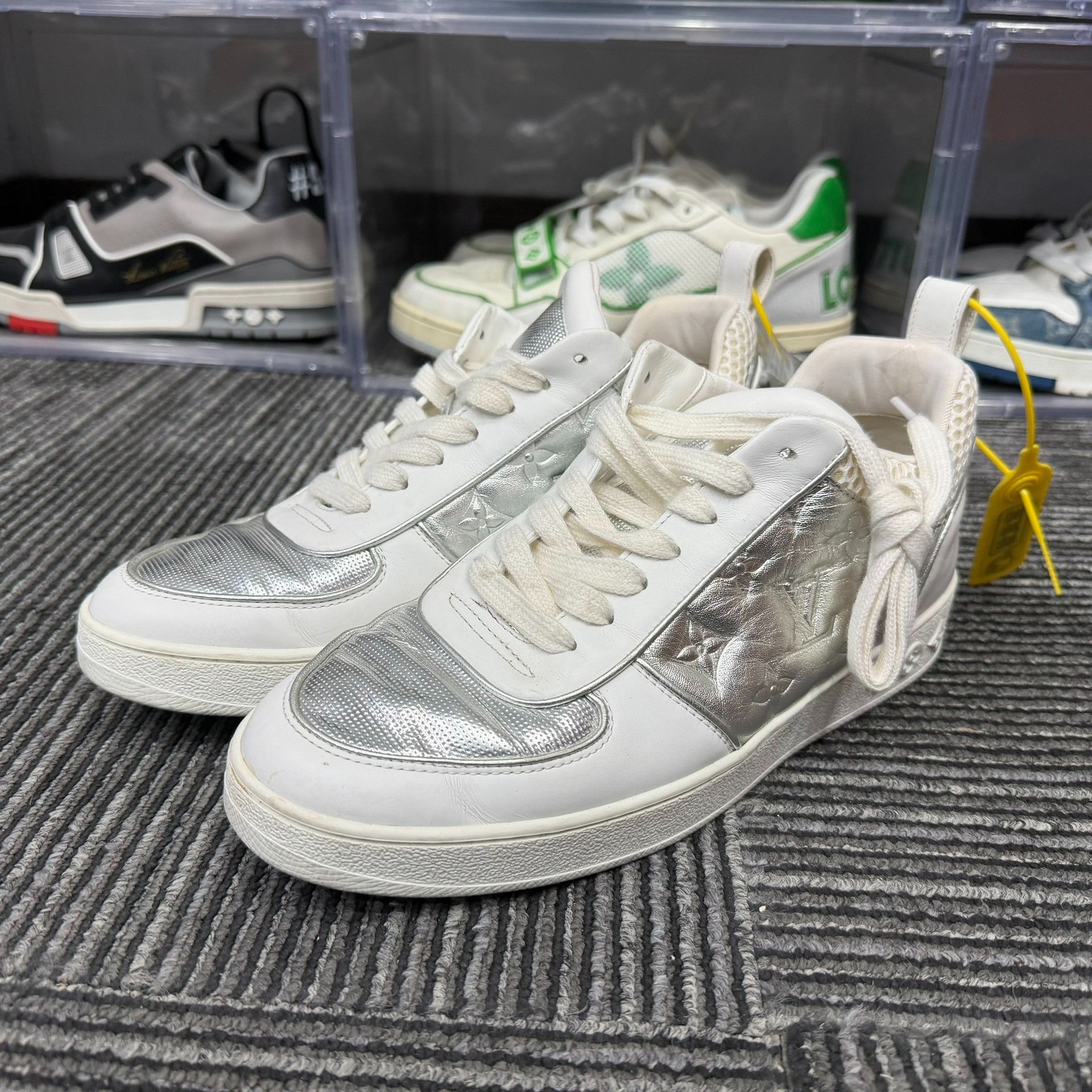 Louis Vuitton Louis Vuitton Limited White Lowtop Sneakers 6 Men Size US 6 / EU 39 - 1 Thumbnail