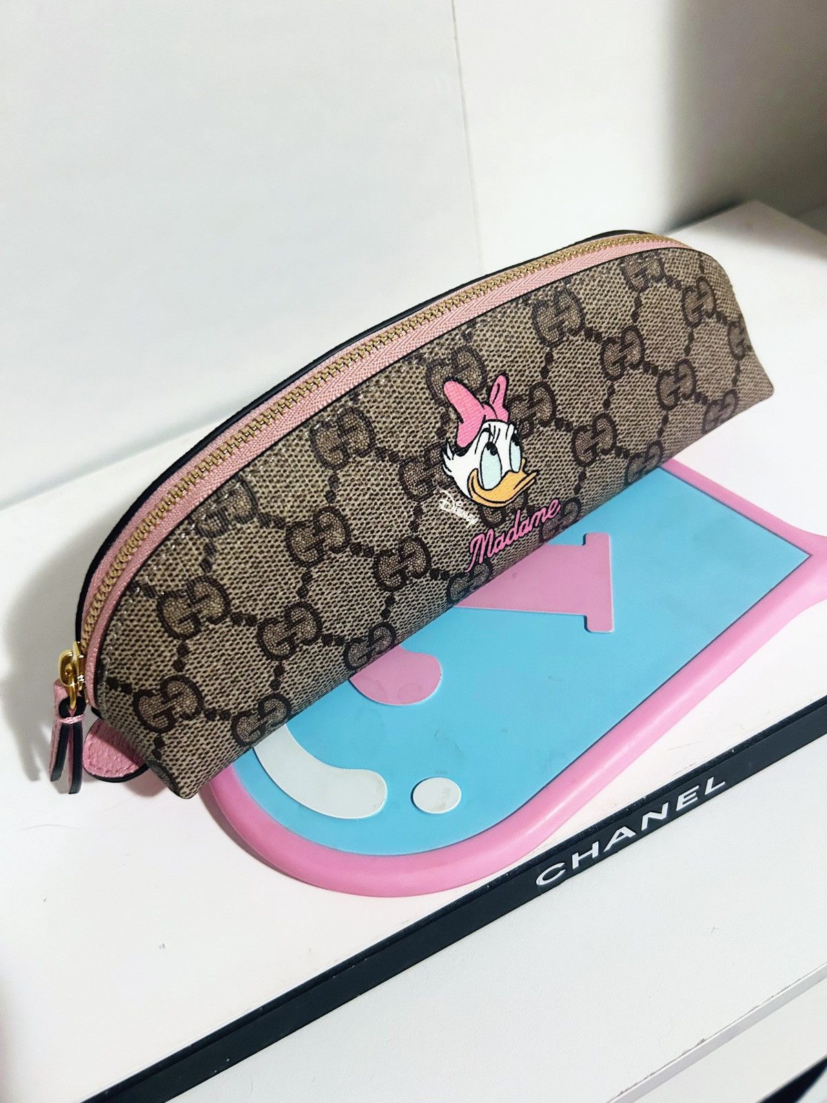 Gucci Authentic Gucci x Disney Limited Ed. Daisy Duck Pencil Pouch Size ONE SIZE - 2 Thumbnail