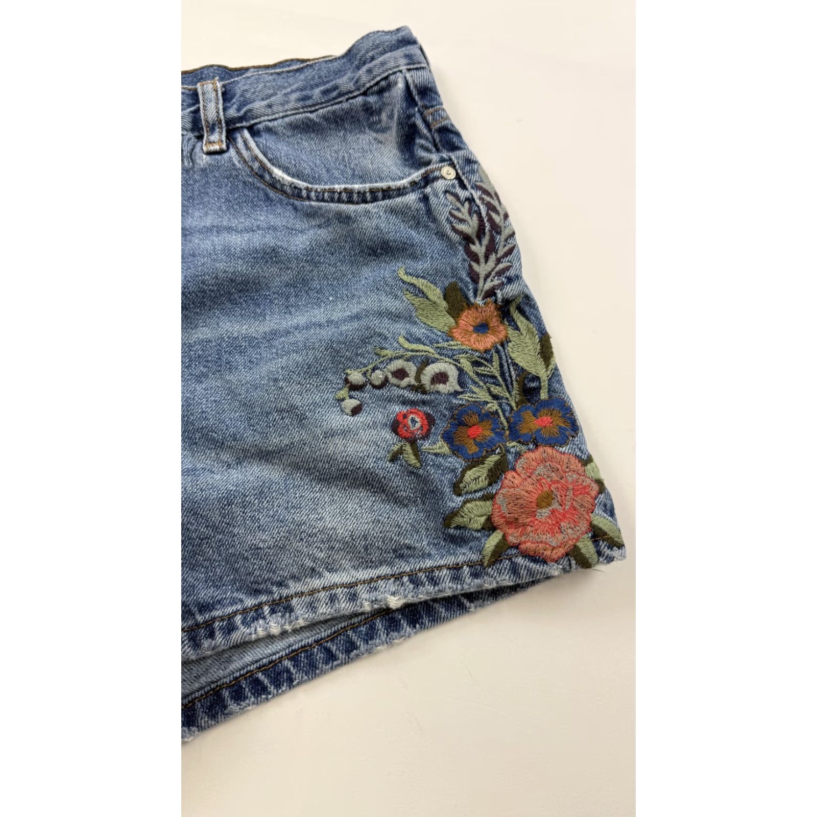 Vintage VINTAGE MNG Denim Shorts Womens 4 Floral Embroidered High Rise Distressed Boho Festival Shirt? Size 27" / US 4 / IT 40 - 3 Thumbnail