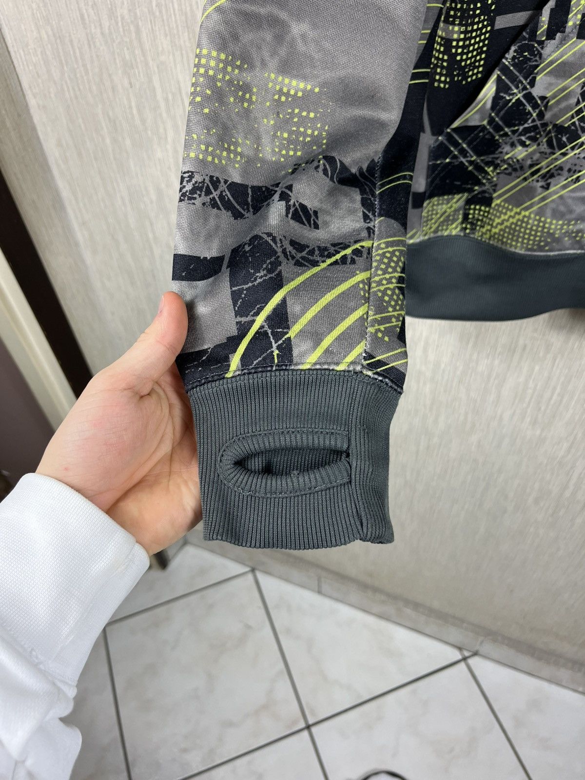 Oakley × Vintage Vintage Oakley y2k cyber patterned zip hoodie outdoor retro Size US L / EU 52-54 / 3 - 13 Thumbnail