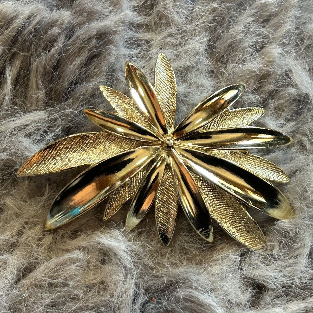 Vintage Vintage Sarah Coventry gold tone starburst brooch pin Size ONE SIZE - 1 Thumbnail
