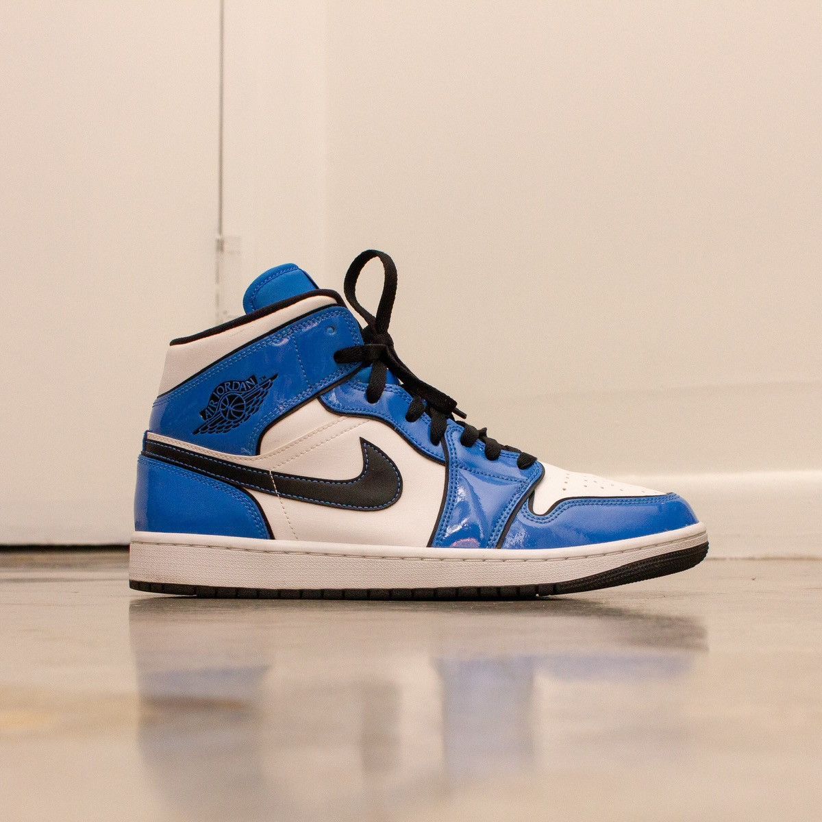 Nike Rare AIR JORDAN 1 MID SE "SIGNAL BLUE"-DD6834-402 Size US 10 / EU 43 - 3 Thumbnail