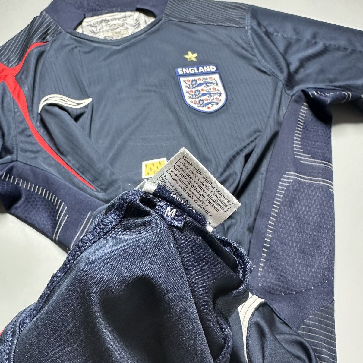Umbro ENGLAND UMBRO 2006 WORLD CUP FOOTBALL GK JERSEY #1 JAMES Size US M / EU 48-50 / 2 - 12 Thumbnail