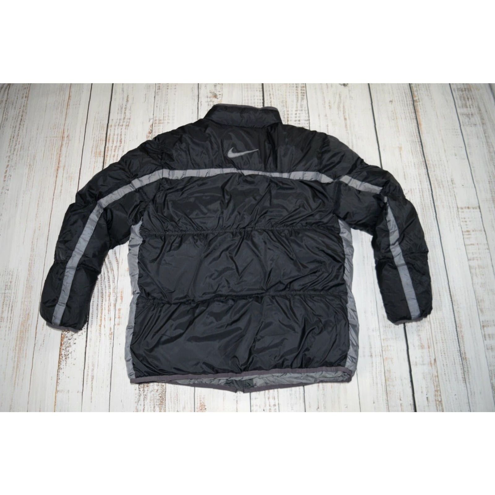Nike VINTAGE Nike MENS BLACK DOWN PUFFER JACKET EMBROIDERED CENTER LOGO XL Jacket Size US XL / EU 56 / 4 - 2 Thumbnail