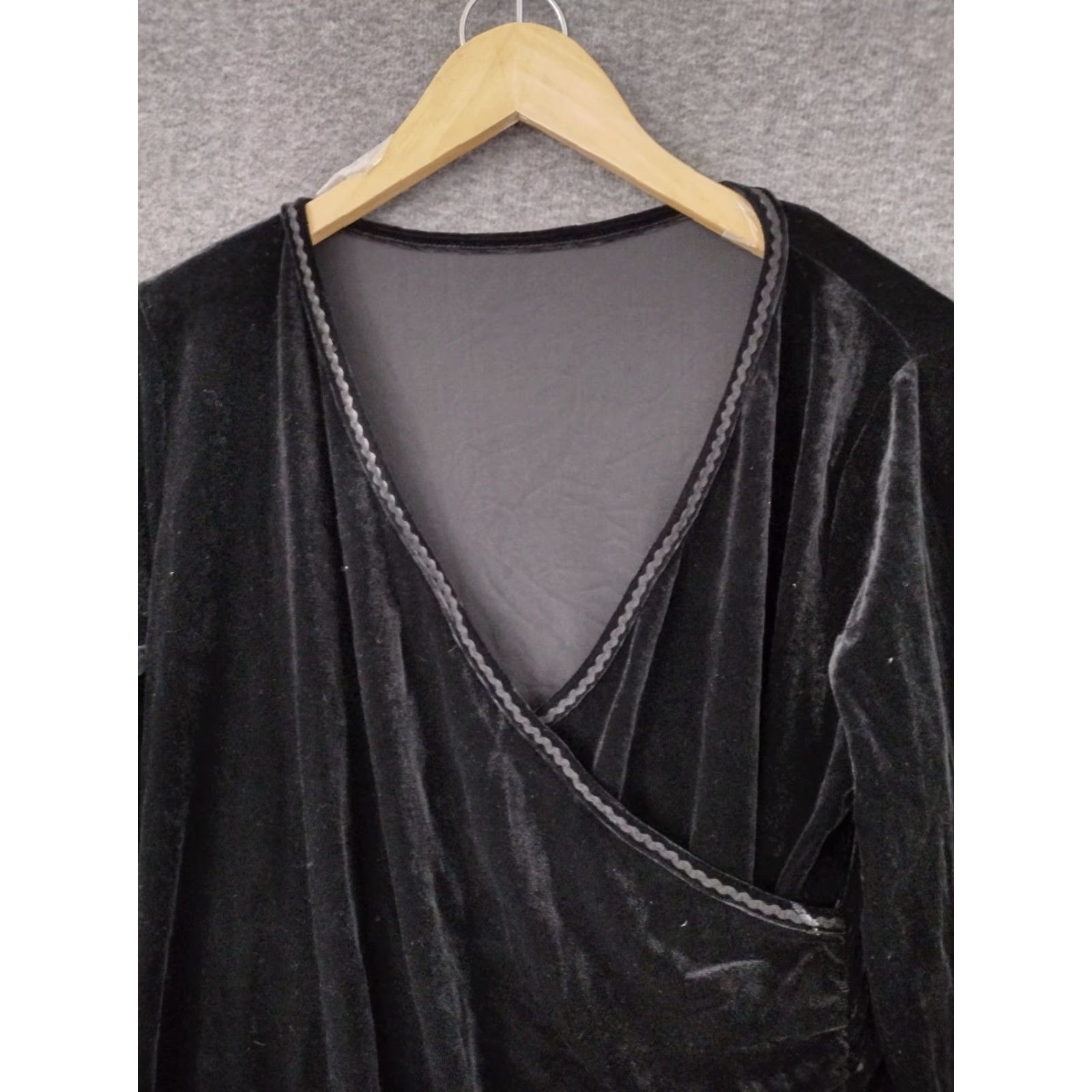 Vintage VINTAGE Women's Wrap Dress Black V-Neck - Long Sleeve Knee Length 2XL (XXL) - Velvet, Polyester Spandex - Plus Size - Retro Men’s/Women’s? Size XXL / US 16-18 / IT 52-54 - 3 Thumbnail