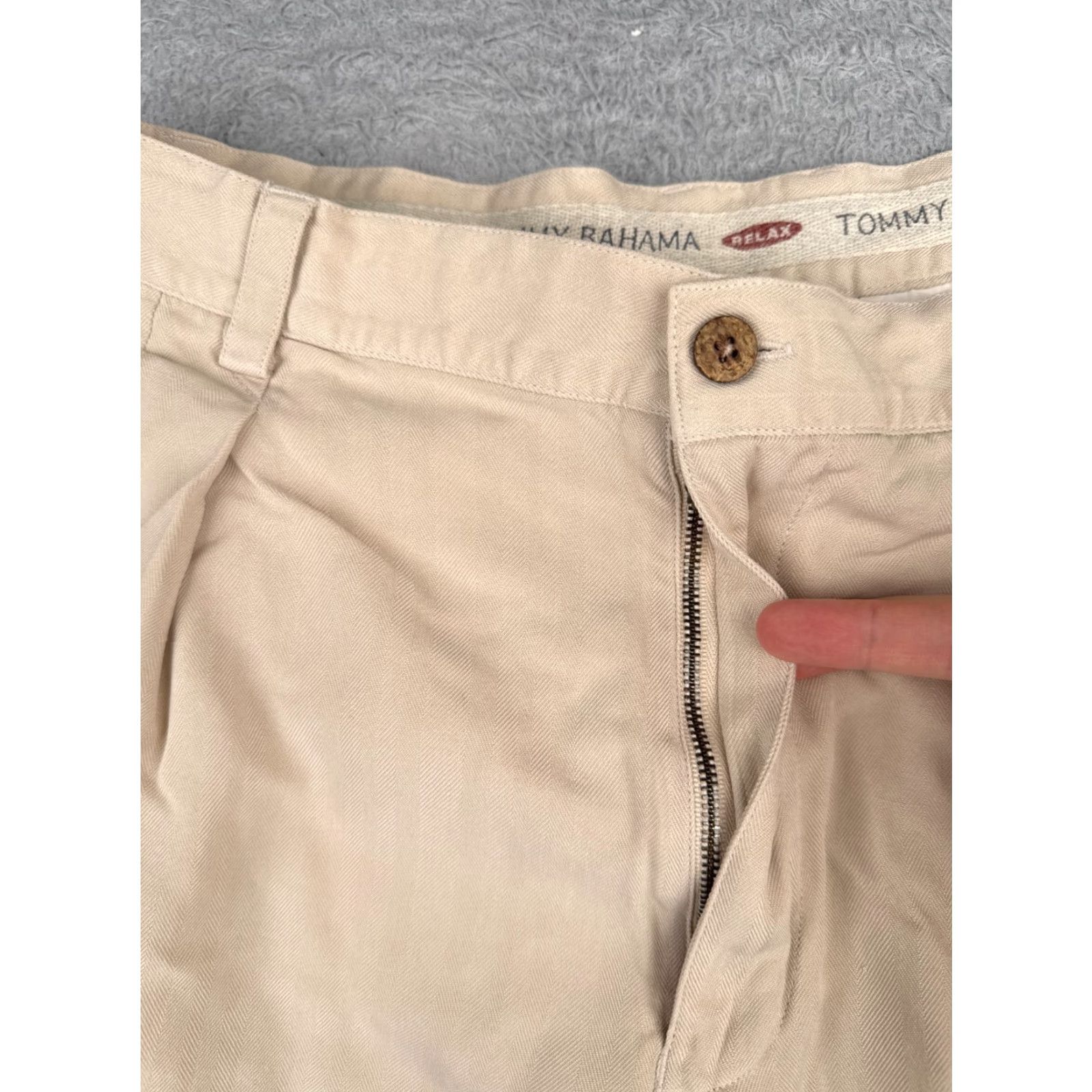 Tommy Bahama Tommy Bahama Men's Shorts 34 Beige Pleated Cotton Silk Beach Resort Aloha 90s Style Pockets Logo Casual Mens Size US 34 / EU 50 - 6 Thumbnail