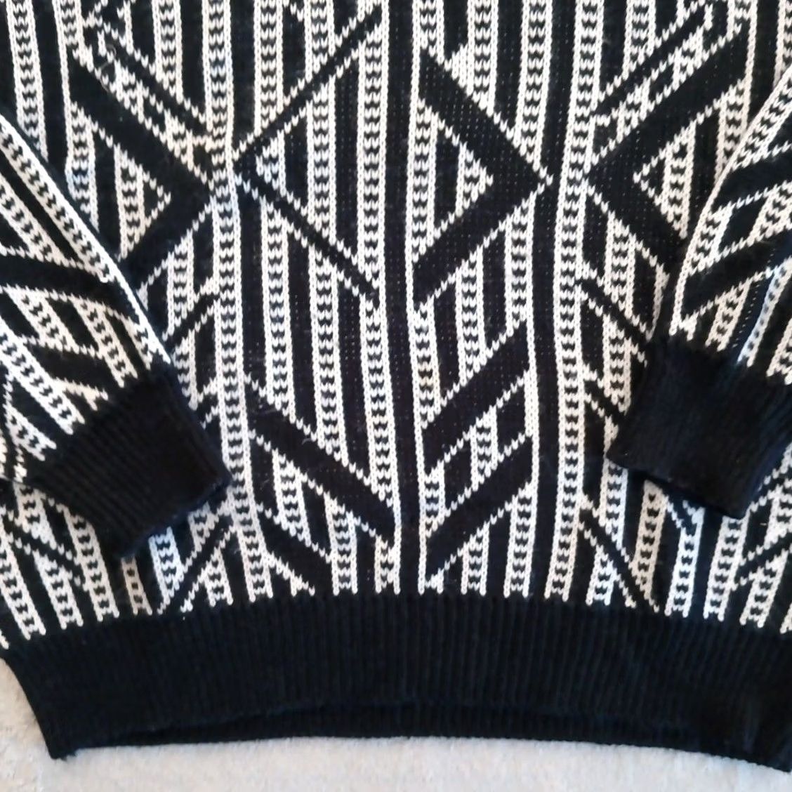 Vintage Vintage Sasson Sweater Mens Large Black Geometric Acrylic Long Sleeve Crew Neck Size US L / EU 52-54 / 3 - 3 Thumbnail